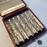 A Set of 6 Sheffield silver handled butter knifes, within a fitted case. Maker Yates Brothers. Dated