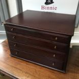 A Vintage 4 drawer chest/ watch cabinet/ display chest. Fitted with small brass handles. Measures