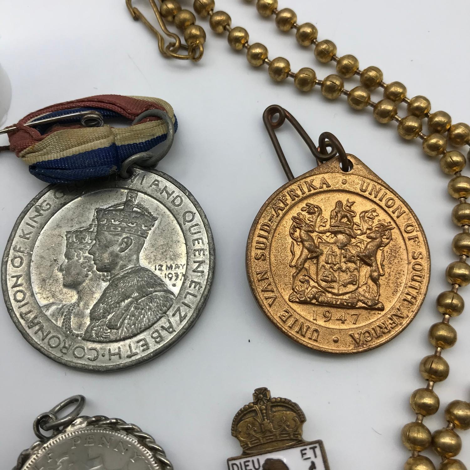 A Lot of two commemorative medals, 1940 silver coin pendant, Royal Visit South Africa 1947 badge and - Image 4 of 4