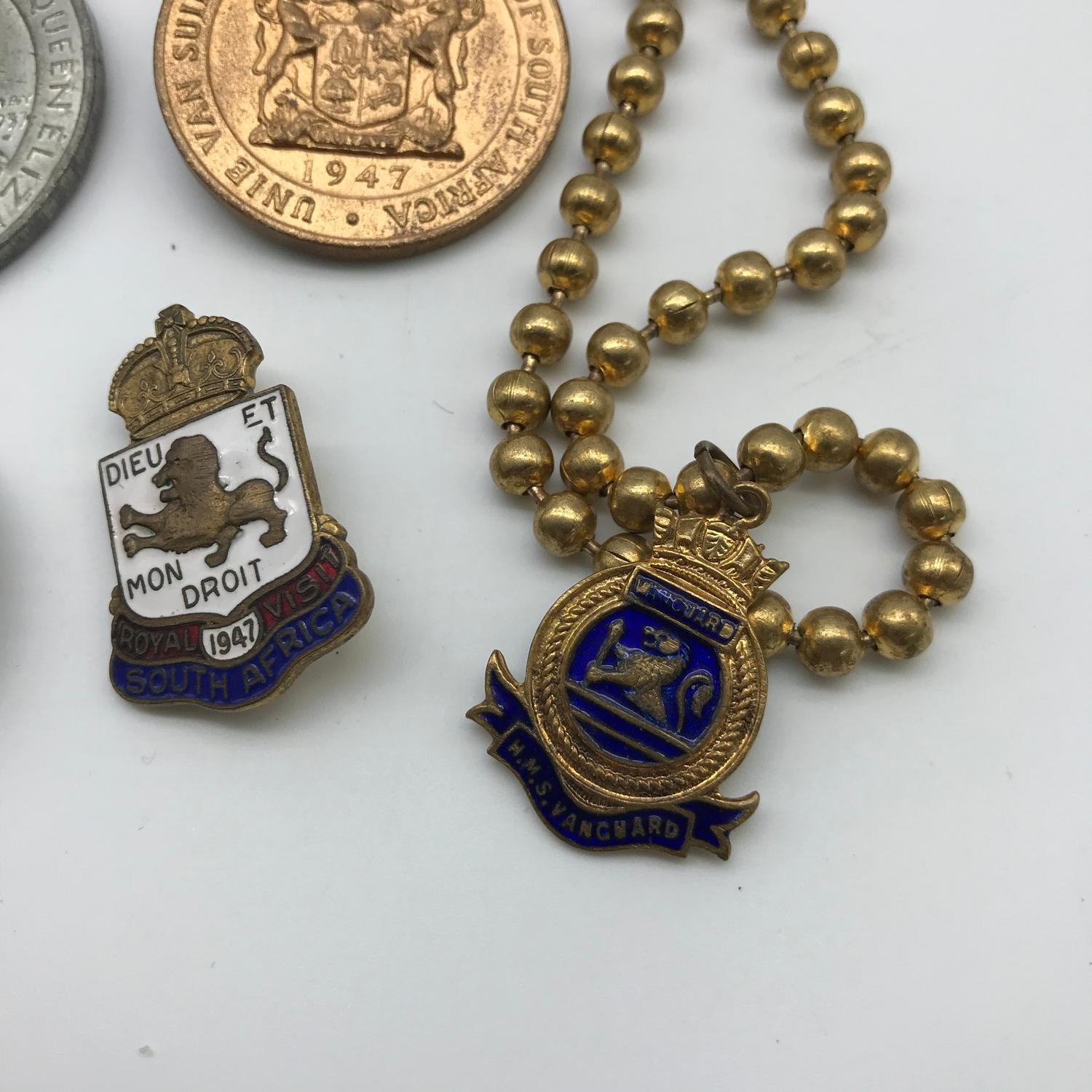 A Lot of two commemorative medals, 1940 silver coin pendant, Royal Visit South Africa 1947 badge and - Image 3 of 4