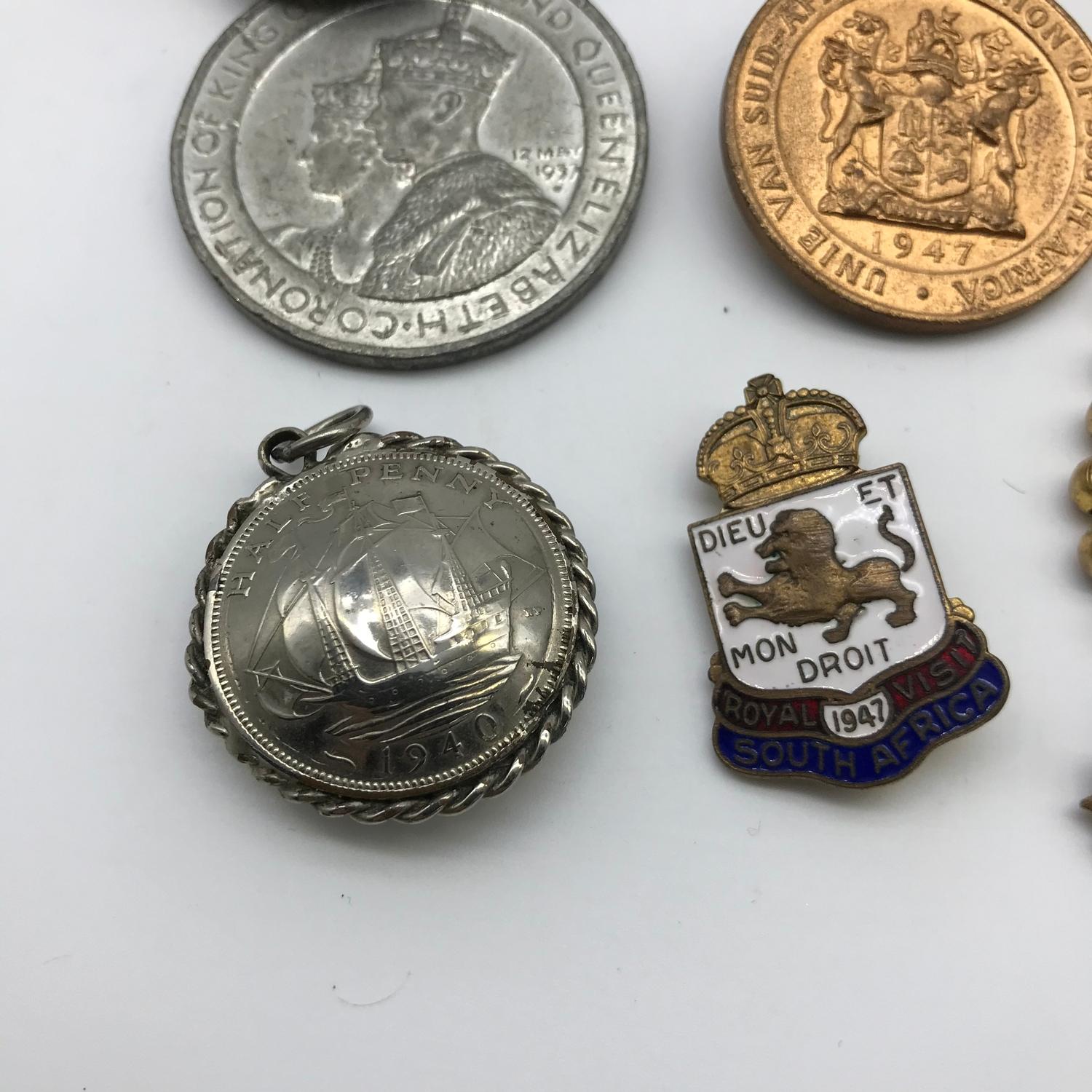 A Lot of two commemorative medals, 1940 silver coin pendant, Royal Visit South Africa 1947 badge and - Image 2 of 4