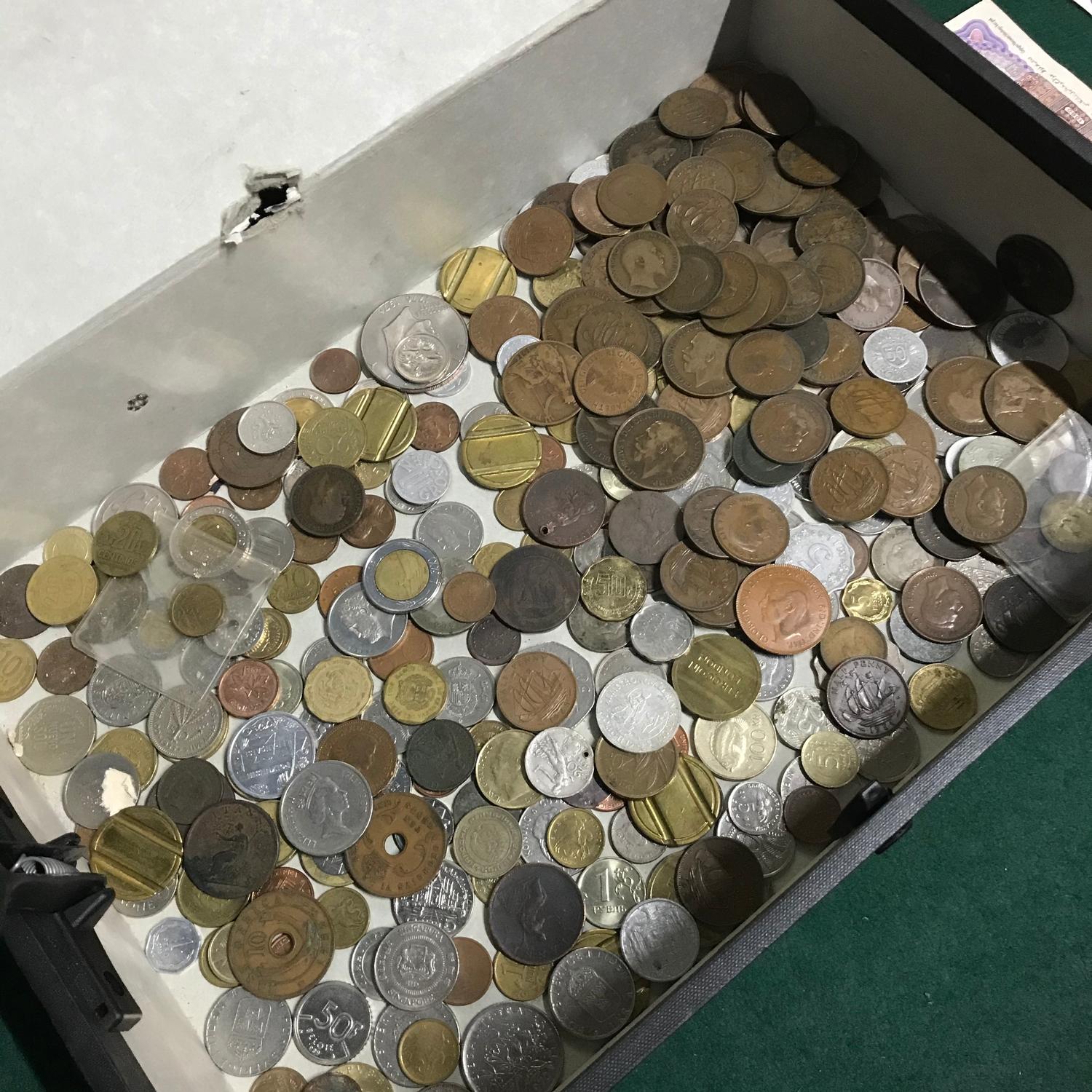 A Collection of mixed world coins and bank notes - Image 3 of 3