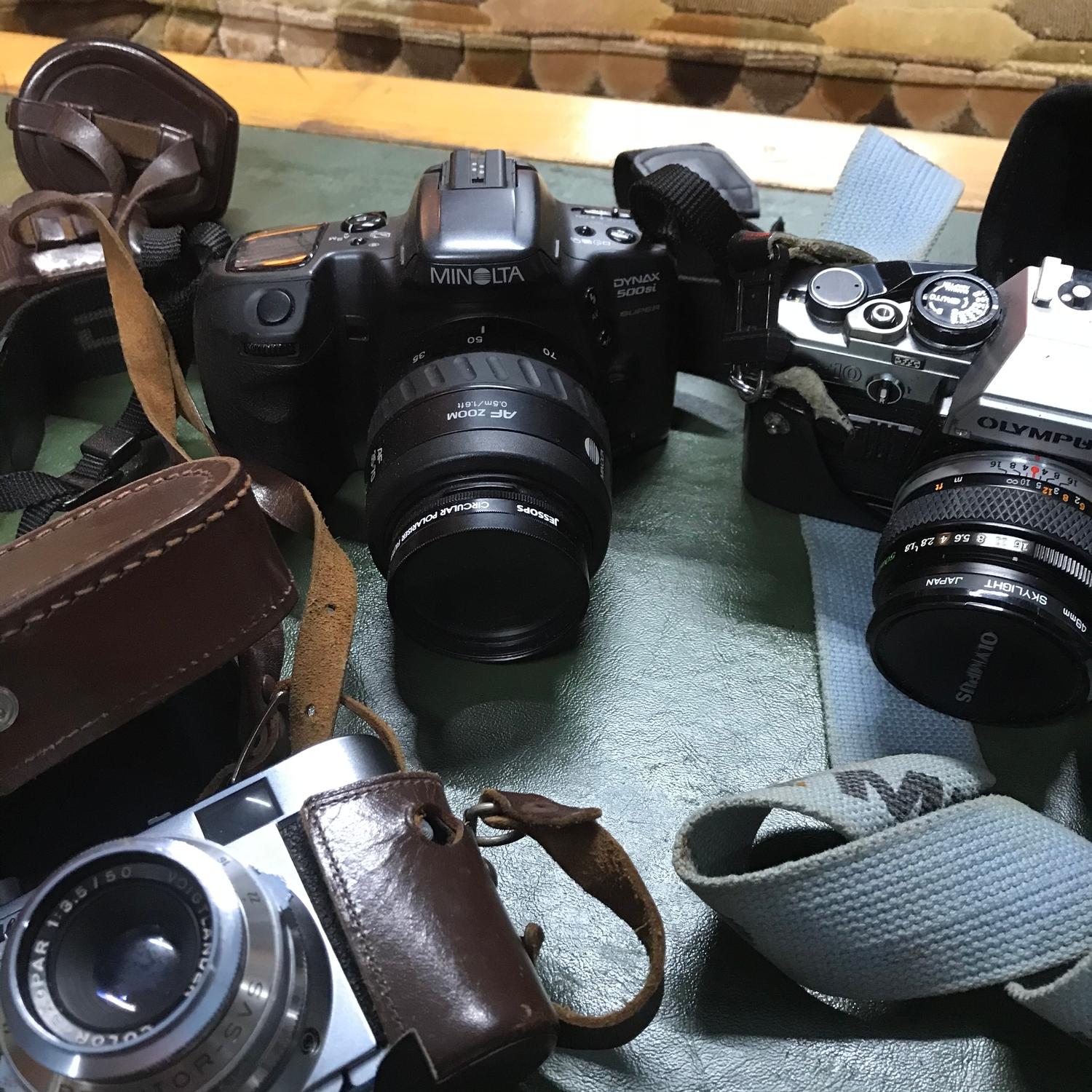 A Collection of vintage cameras which includes Yashica, Voigtlander, Olympus, Praktica and Minolta. - Image 4 of 6