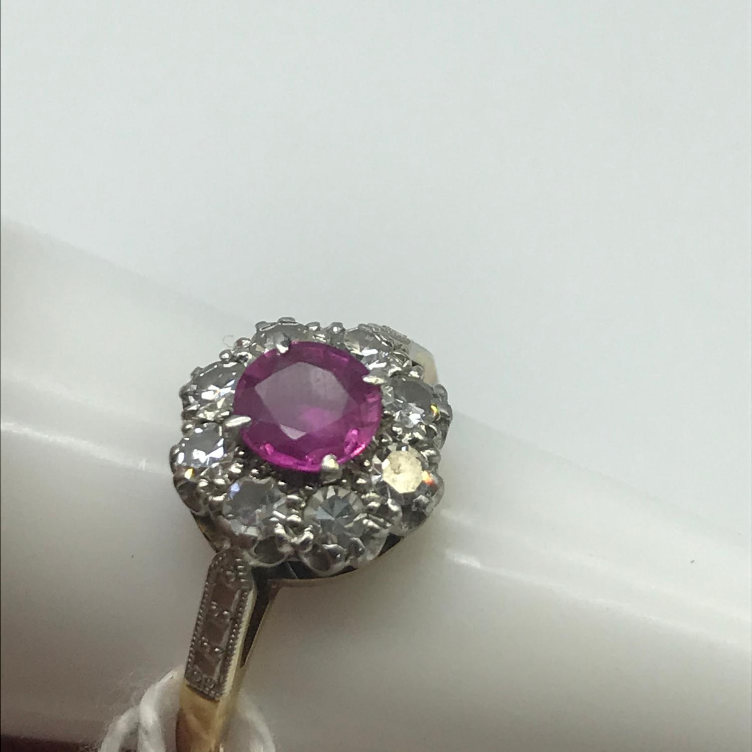 An 18ct gold and platinum ladies ring set with 8 diamonds and a large single ruby stone. Weighs 2. - Image 3 of 4