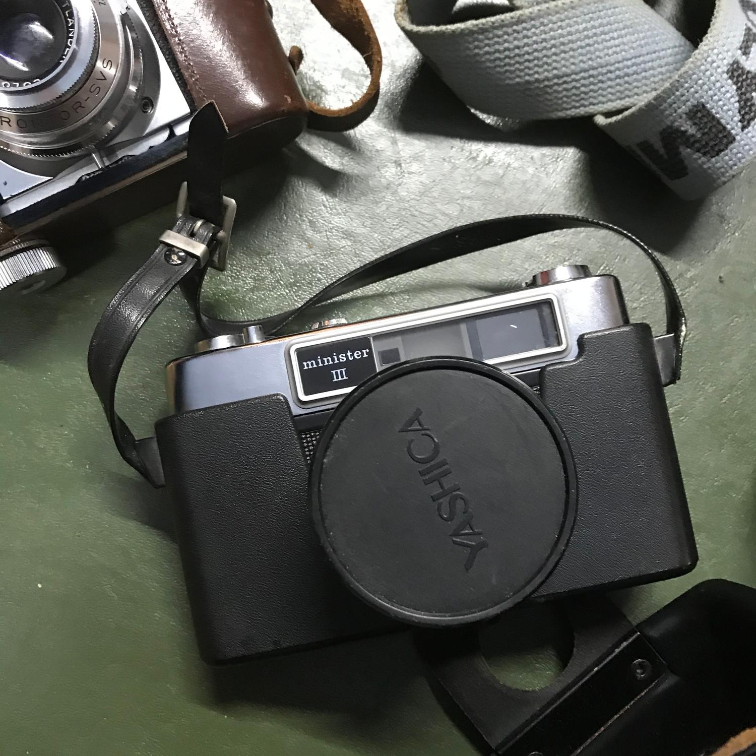A Collection of vintage cameras which includes Yashica, Voigtlander, Olympus, Praktica and Minolta. - Image 6 of 6