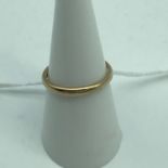 A 9ct gold wedding band, ring size O, Weighs 2grams