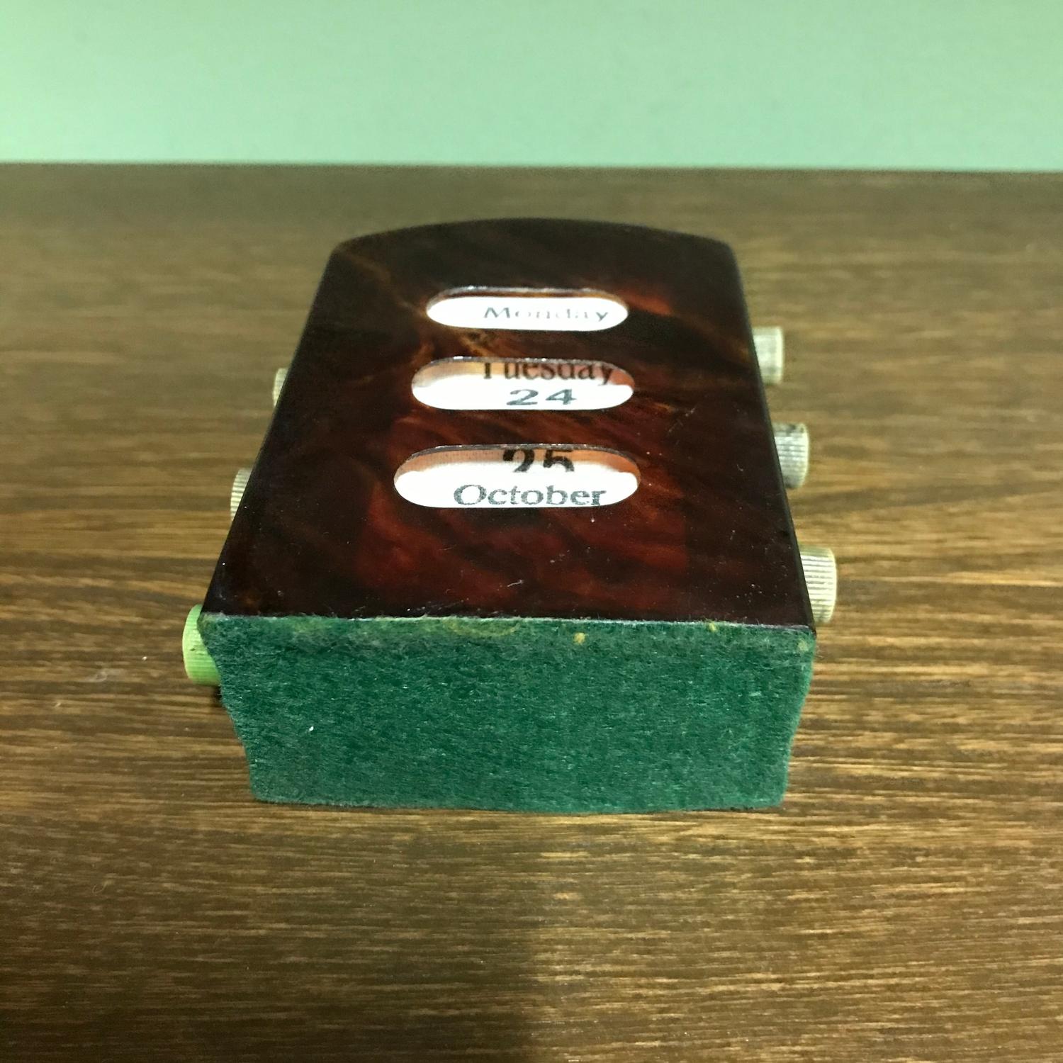 An early 1900's tortoise shell desk calendar. Measures 10cm in height - Image 4 of 5