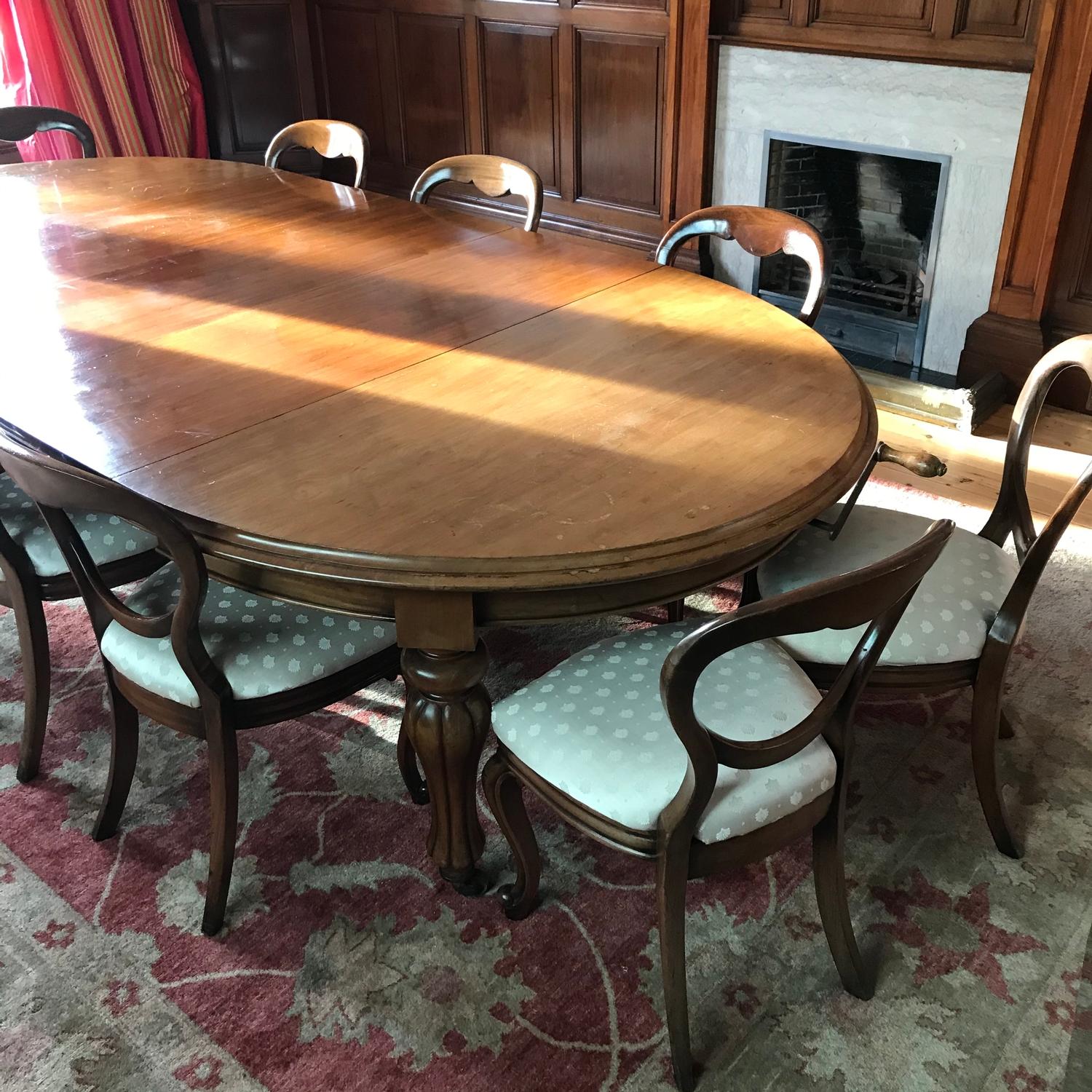 A Large Victorian boardroom table in Mahogany, comes with three leafs and 10 Victorian balloon - Image 4 of 8