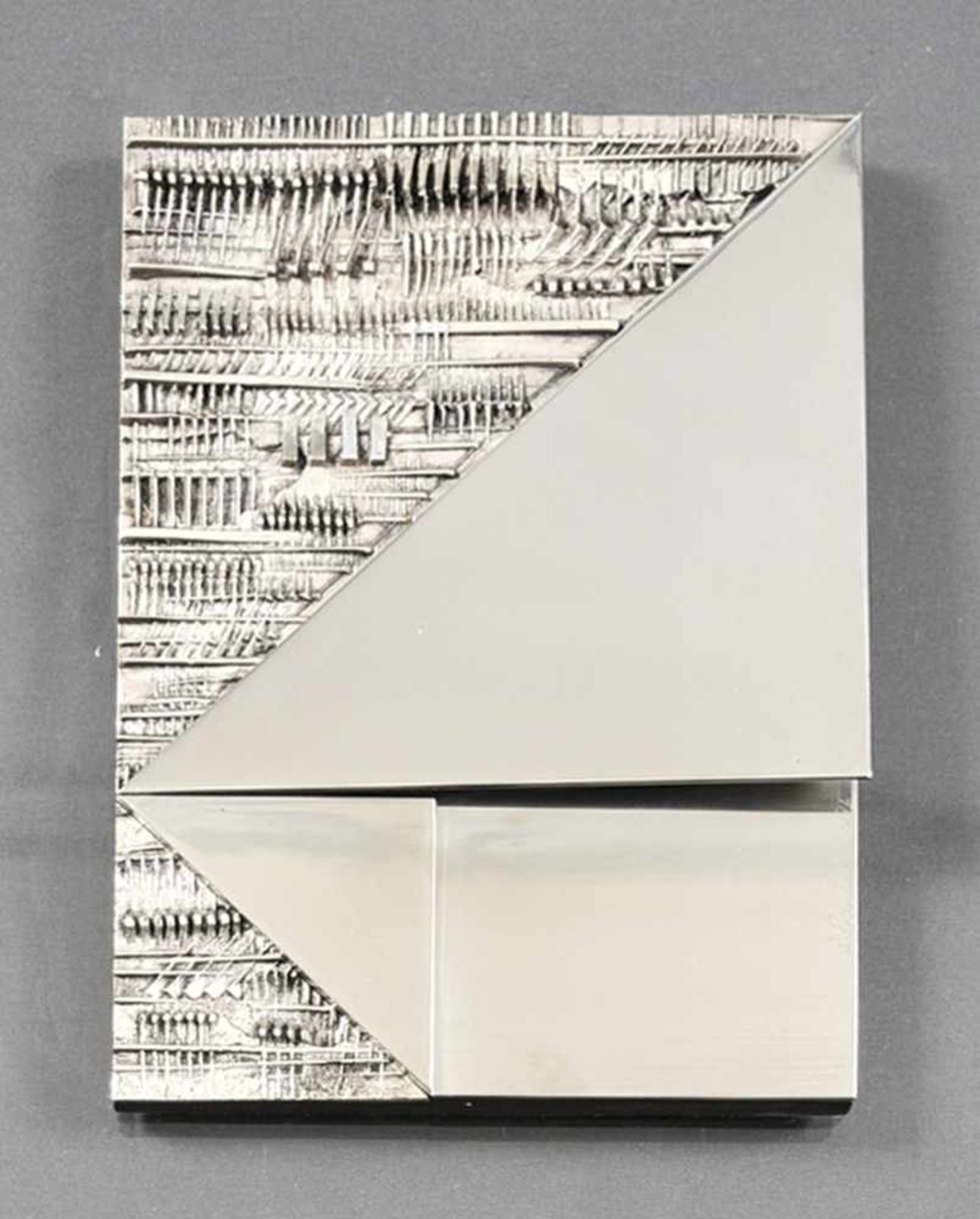 Arnaldo Pomodoro Ohne Titel, 1974;Stahl u. Bronze versilbert, 25 x 17,5 cm, Plexiglas 45 x 25 cm,