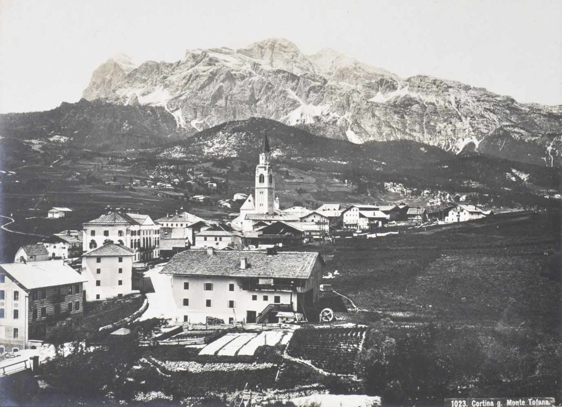 Fotograf um 1900/Fotografo del 1900 ca. Cortina g. Monte Tofana;Rückseite: Tre Croci gegen Marmolada