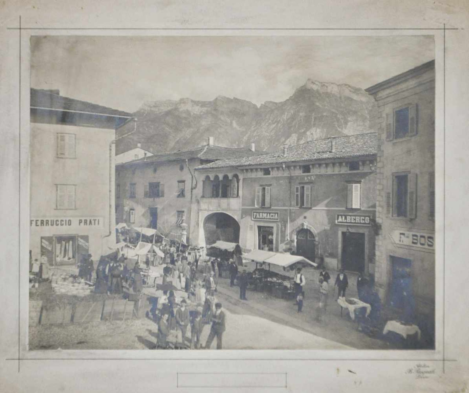 B. Pasquali Markt in Levico, um 1900;Fotografie, 23 x 29,8 cm
