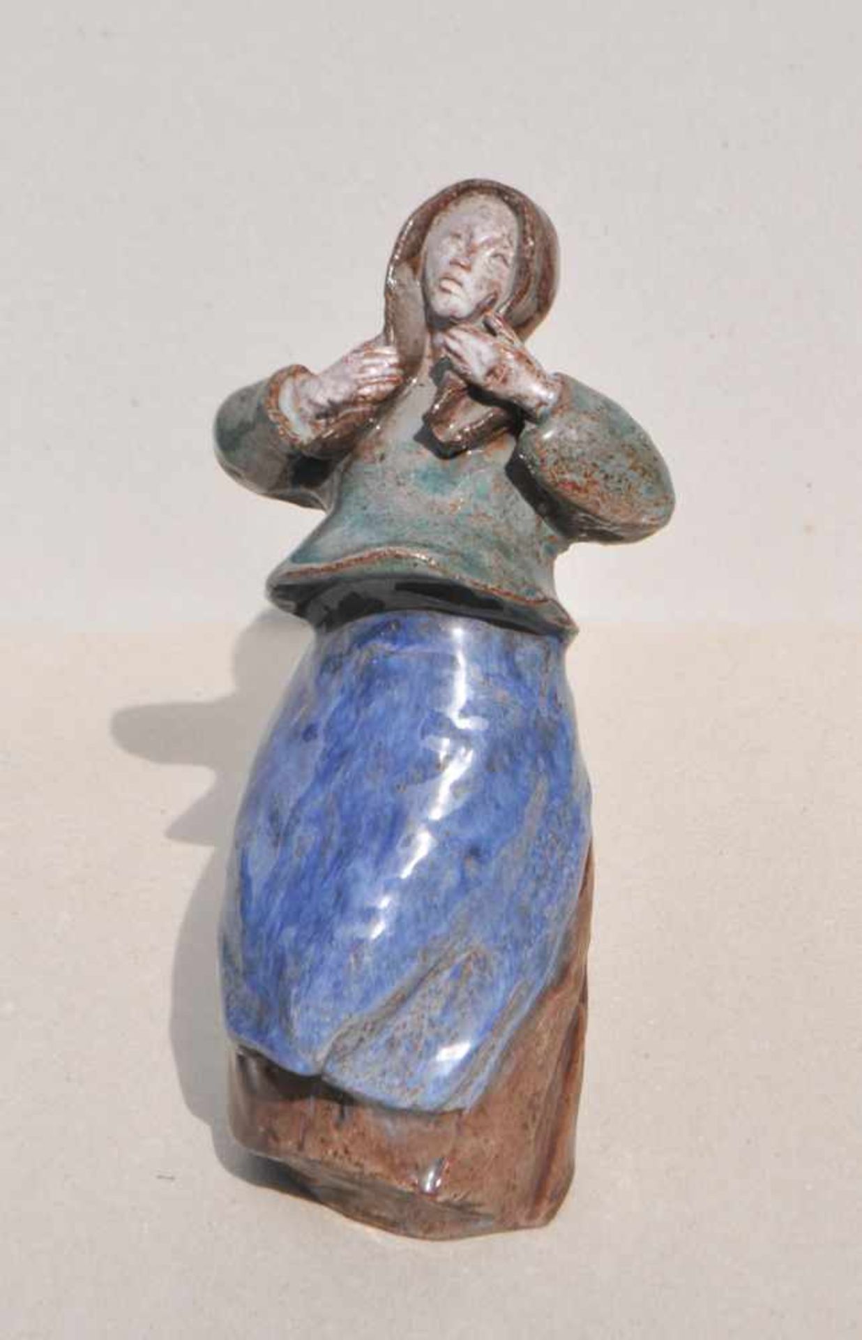 Maria Delago (St. Leonhard/S. Leonardo 1902  Brixen/Bressanone 1979)Frau mit blauer Schürze;