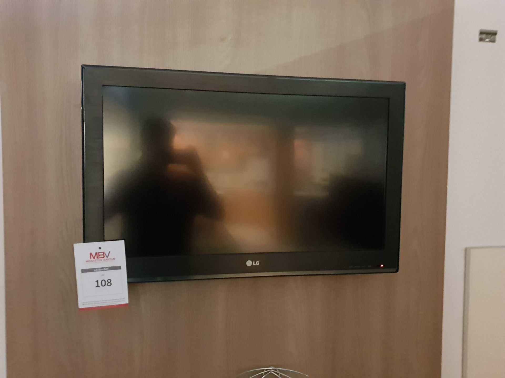 LG Flat Screen TV and Wall Mounting Bracket