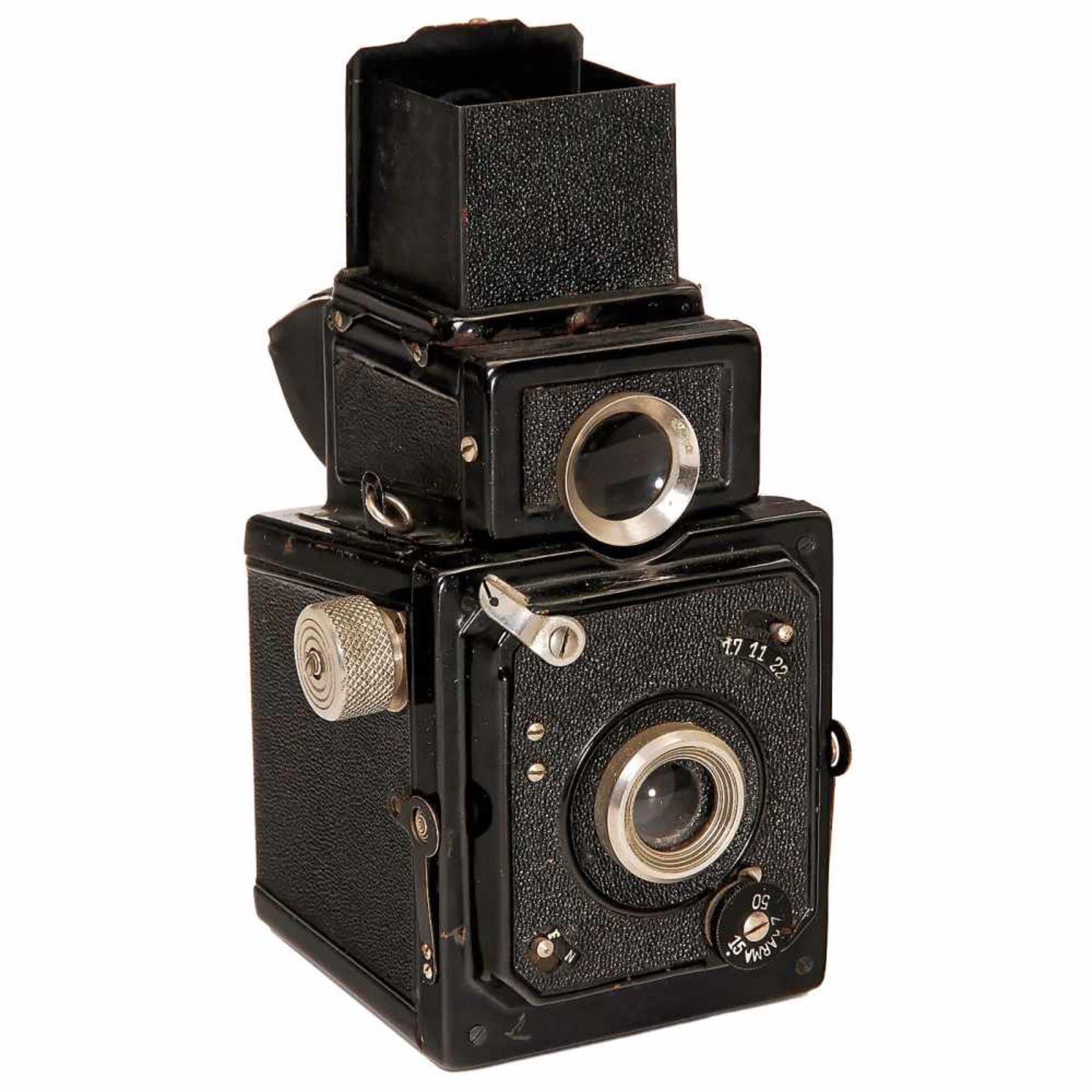 Karma-Flex Mod. 1, c. 1937Karl Arnold, Marienberg. Box-type camera for 6 x 6 cm, with unusual