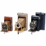 3 Colored Rollfilm Cameras1) Agfa, München. Billy II Luxus, c. 1931, size 6 x 9 cm, imitation