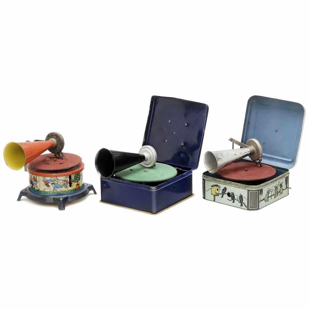 3 Toy Gramophones, c. 19251) Pygmophone, CIC, France. Japanned tin, brass maker's plaque on lid,