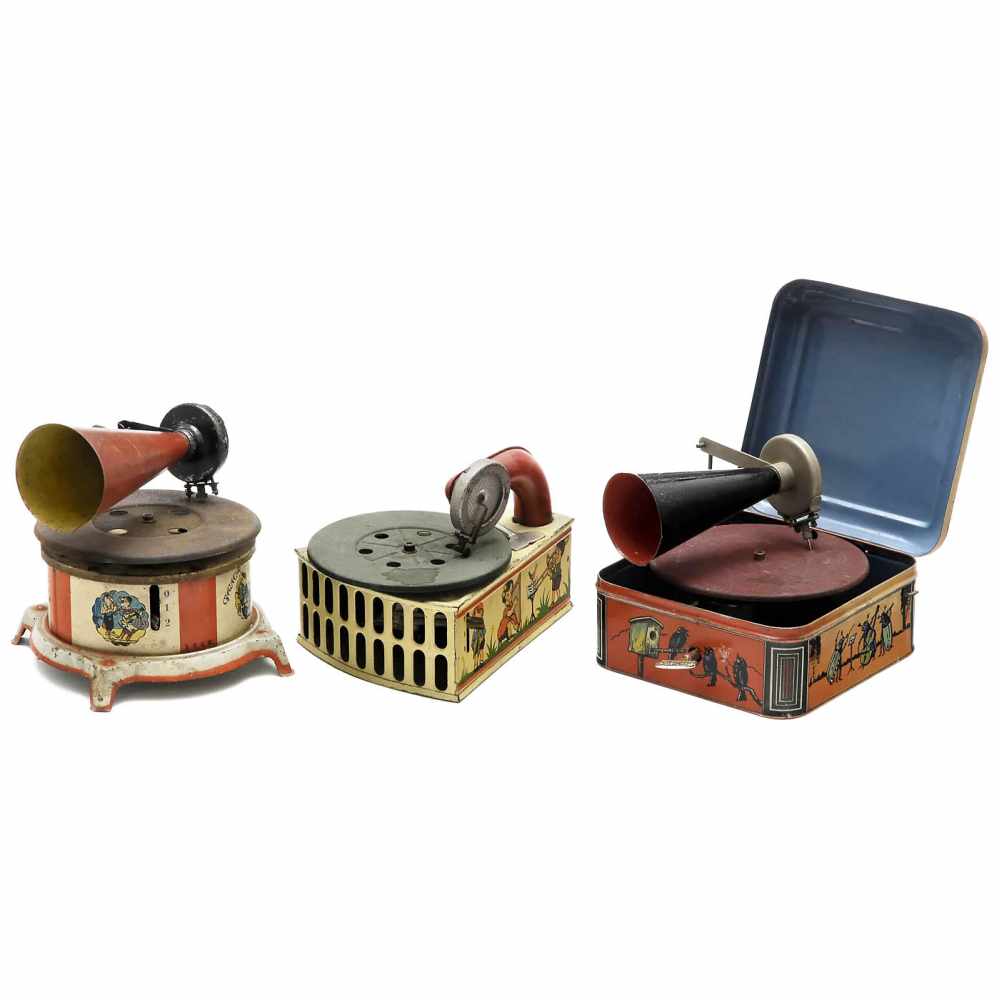 3 Toy Gramophones, c. 19301) Lemiphone, Leonhard Müller, Nuremberg. Lithographed tin, spring-driven,