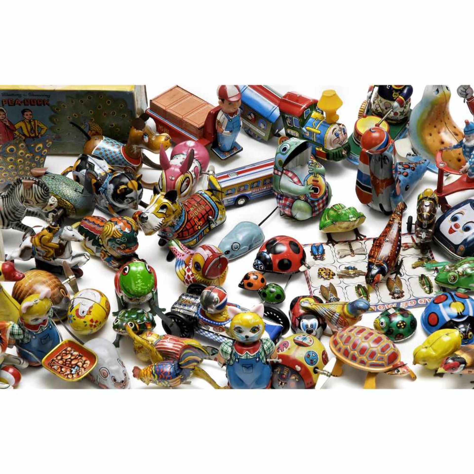 Collection of Japanese and Chinese Tin Toys, c. 1950-7049 items: animals, figures and vehicles, - Bild 4 aus 4