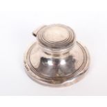 A silver inkwell by Robert Pringle & Co, Chester, of typical form, 4cm high.