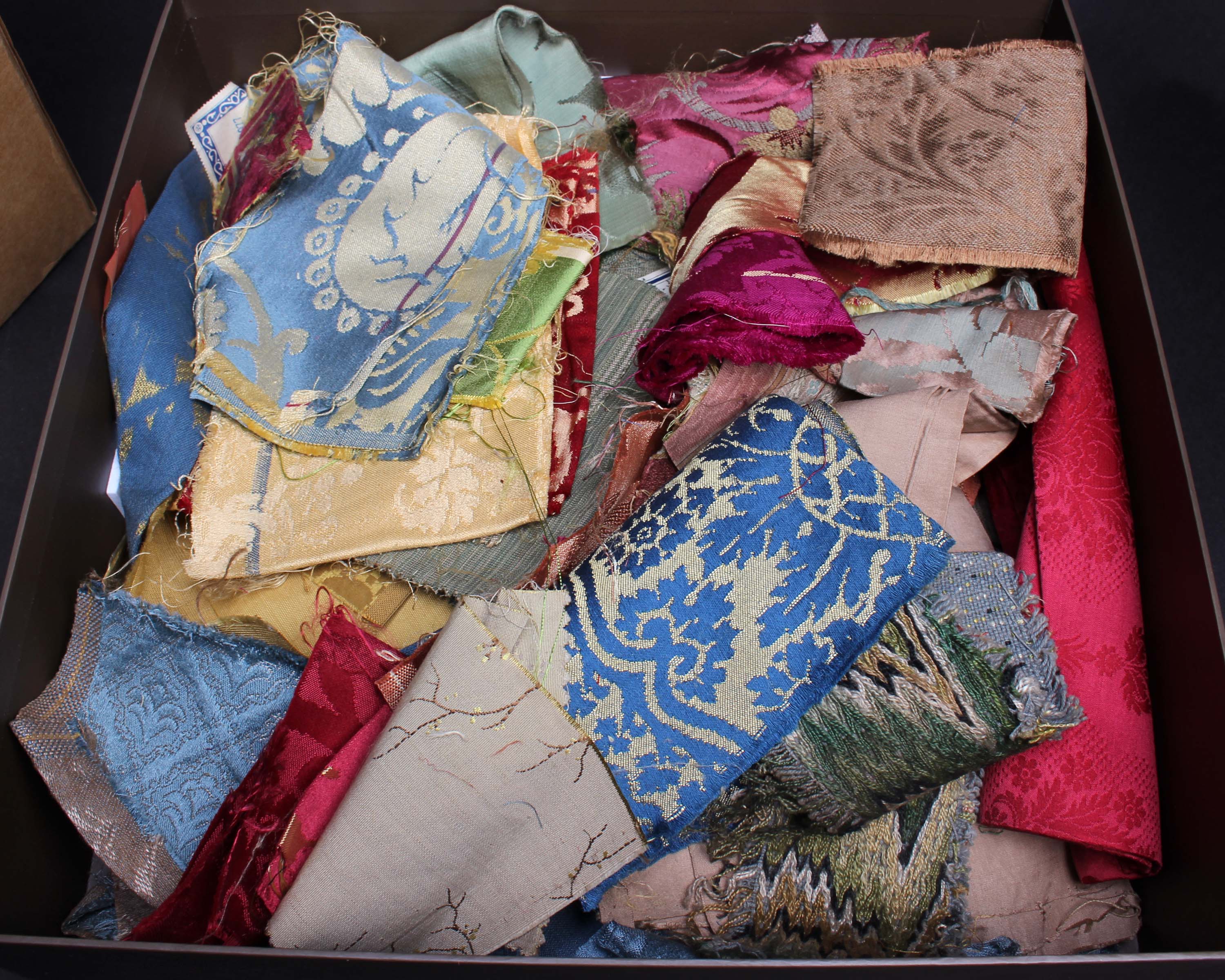 A quantity of Orlando Projetti Italian brocade, damask and silk samples and small original scraps - Image 2 of 2