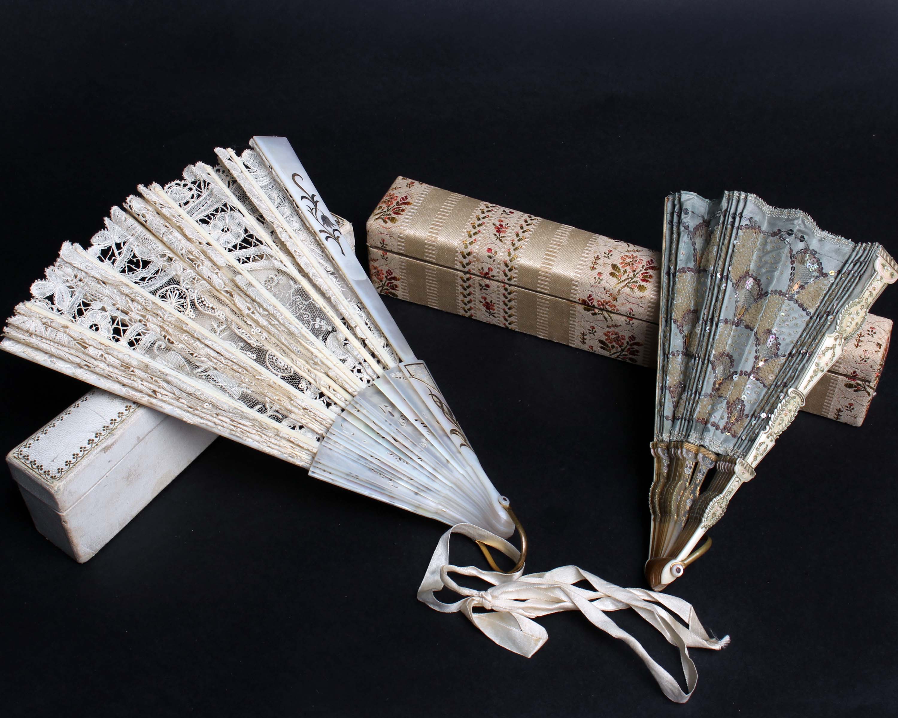 A late 19th Century Brussels lace fan within a silk box, the mother of pearl sticks and guards - Image 4 of 4