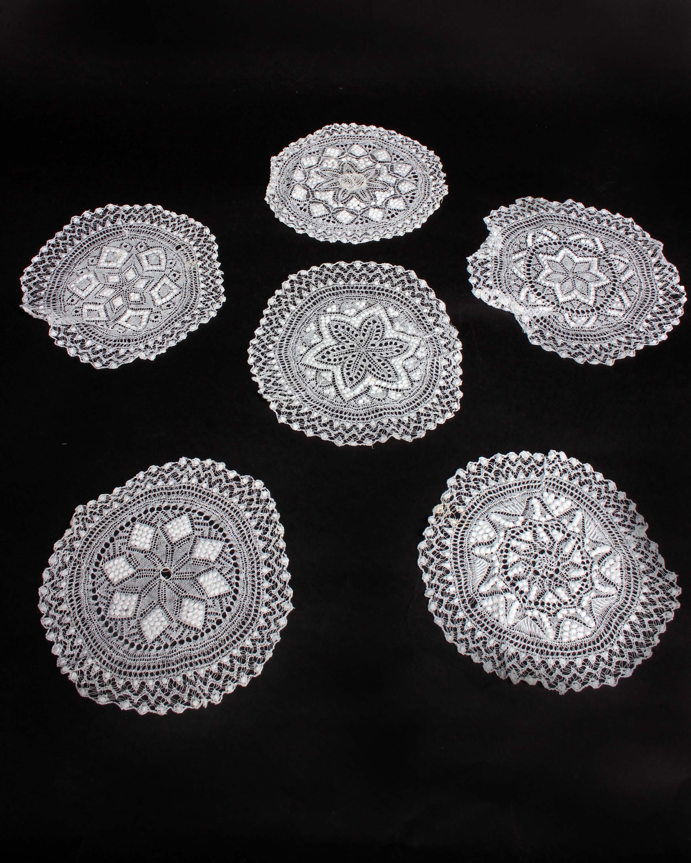 A collection of 19th and early 20th Century lace, to include a Honiton lace collar, a tambour lace - Image 2 of 2
