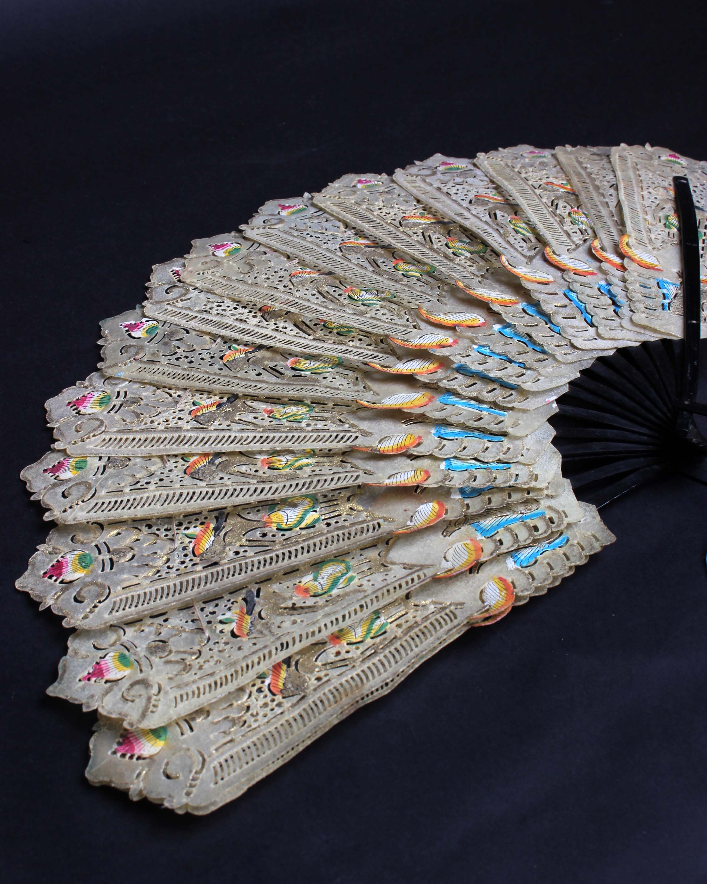 A late 19th Century Brussels lace fan within a silk box, the mother of pearl sticks and guards - Image 3 of 4