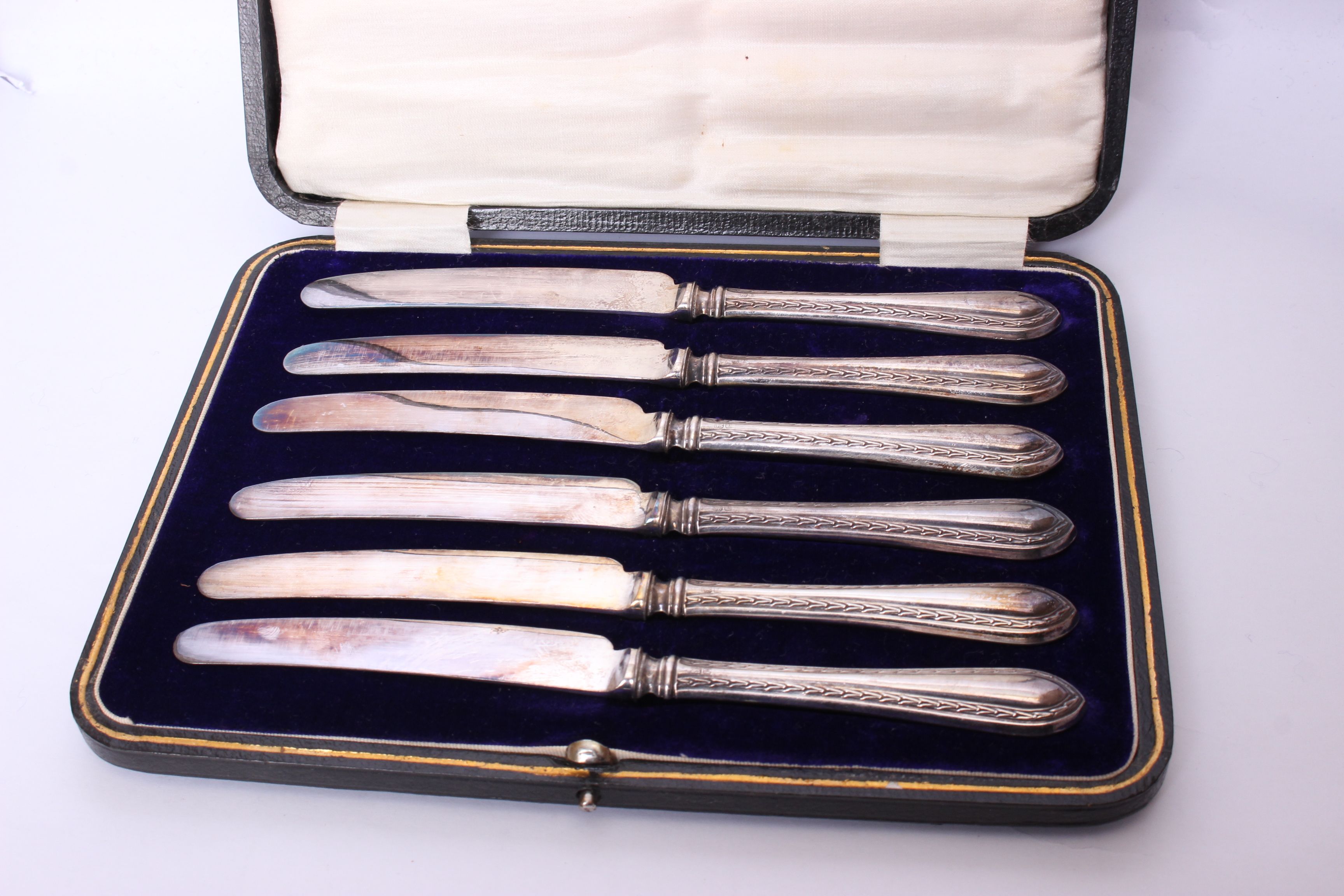 A cased set of six sterling silver handled butter knives, Mappin & Webb, Sheffield 1919.