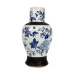 Late 19th Century Chinese porcelain underglaze blue and white crackle glaze vase depicting