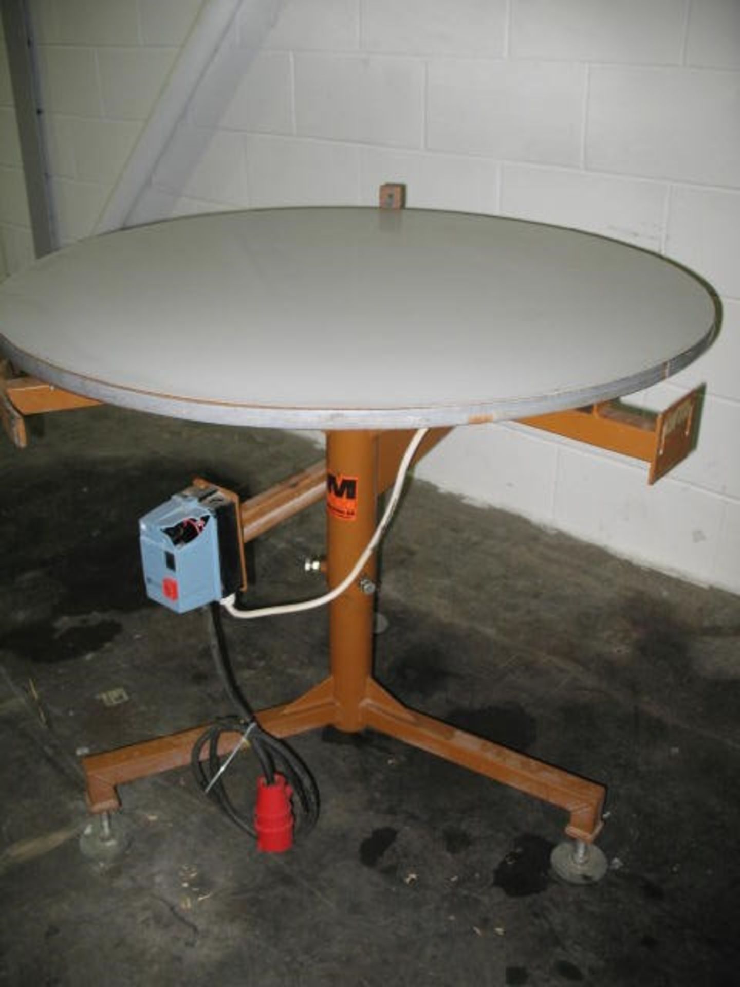 Moving 1000mm diameter rotary table. Painted frame - Image 3 of 4