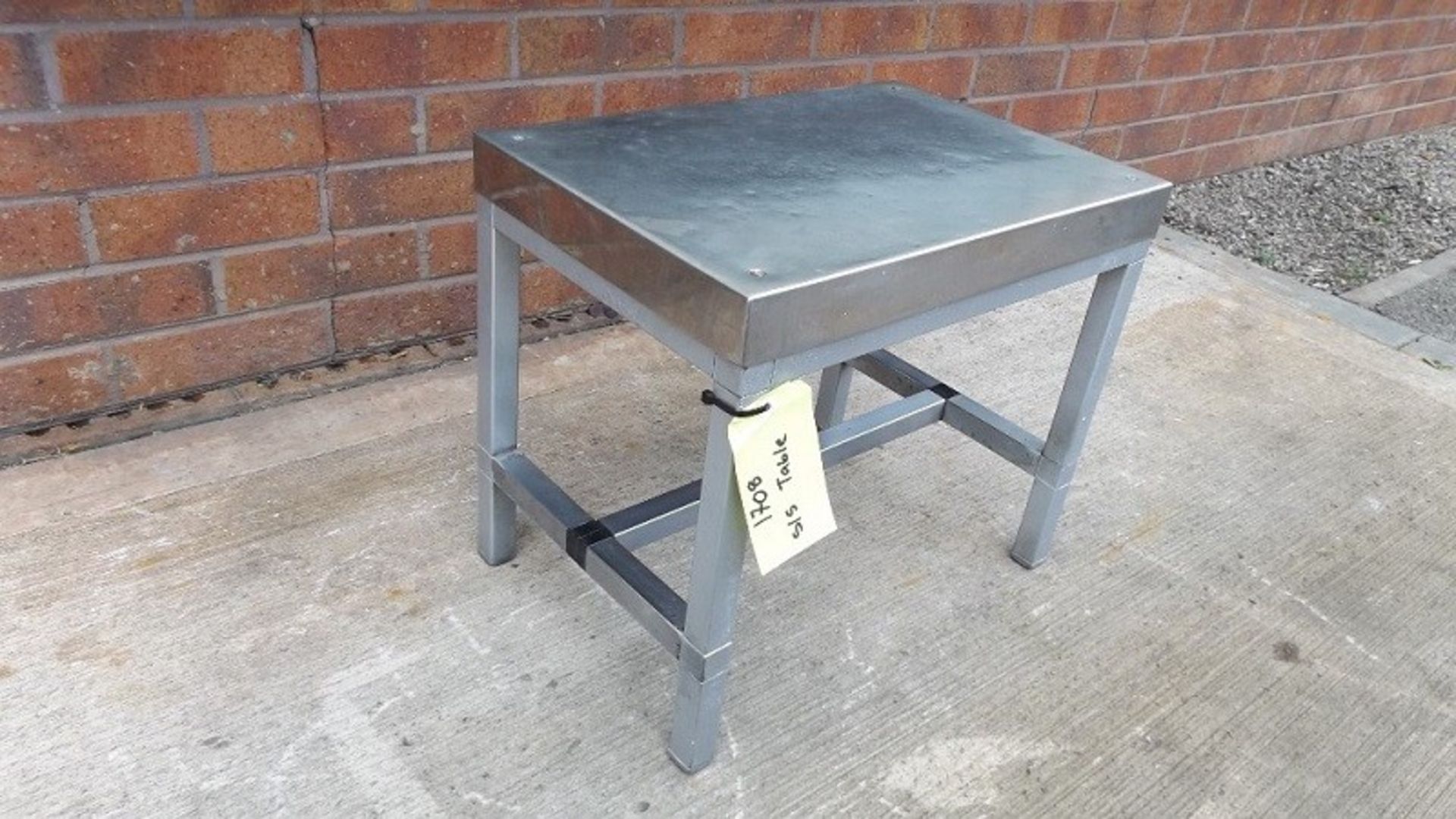 Small sturdy Stainless Steel table with radius (ro - Image 2 of 3