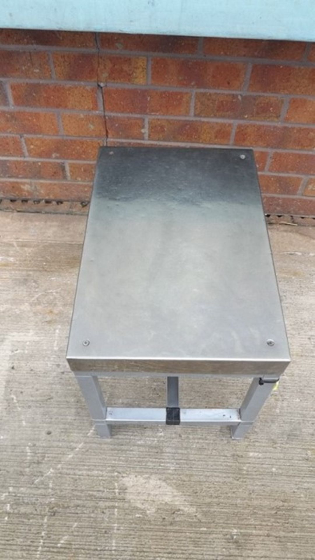 Small sturdy Stainless Steel table with radius (ro - Image 3 of 3