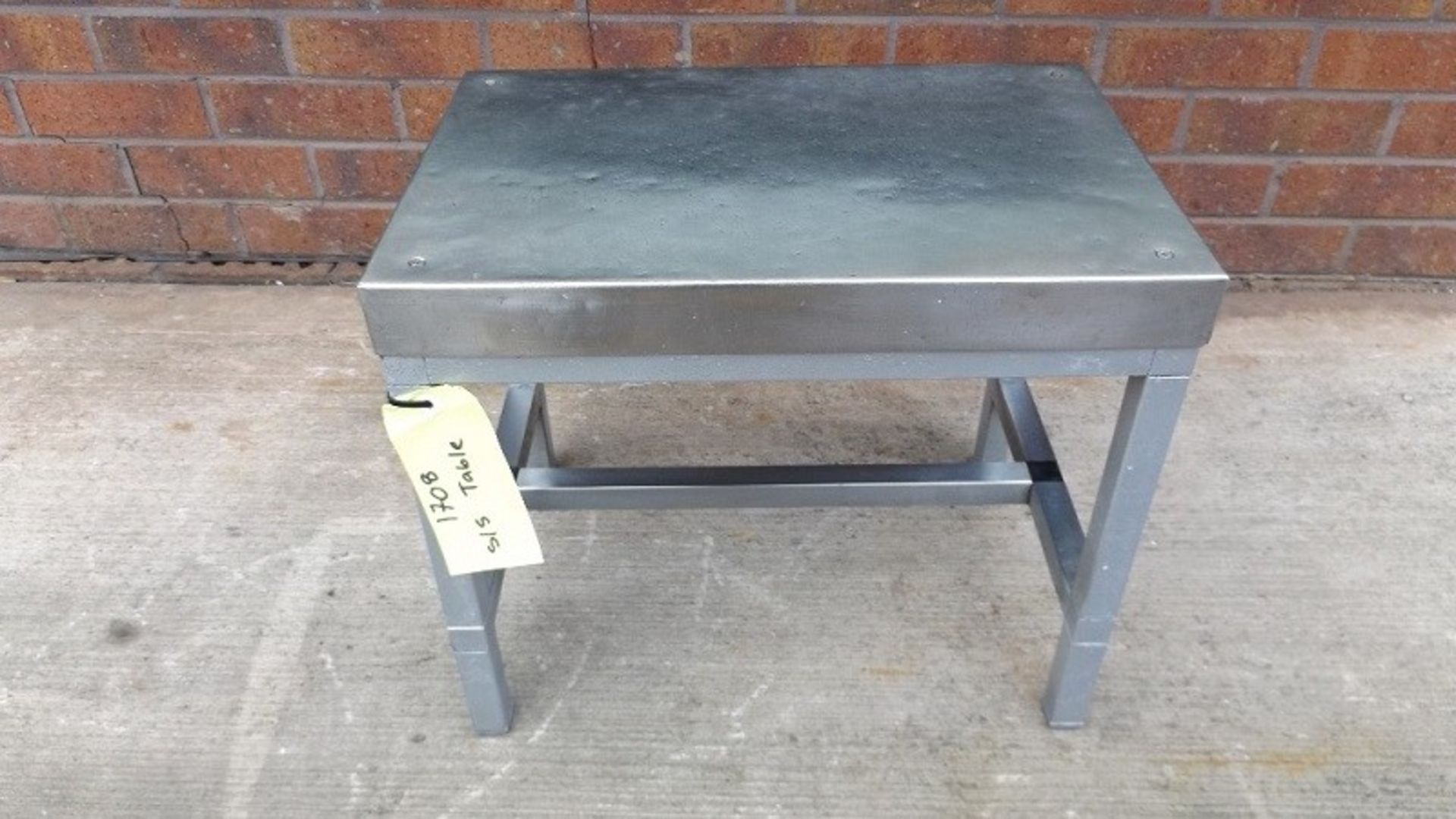 Small sturdy Stainless Steel table with radius (ro
