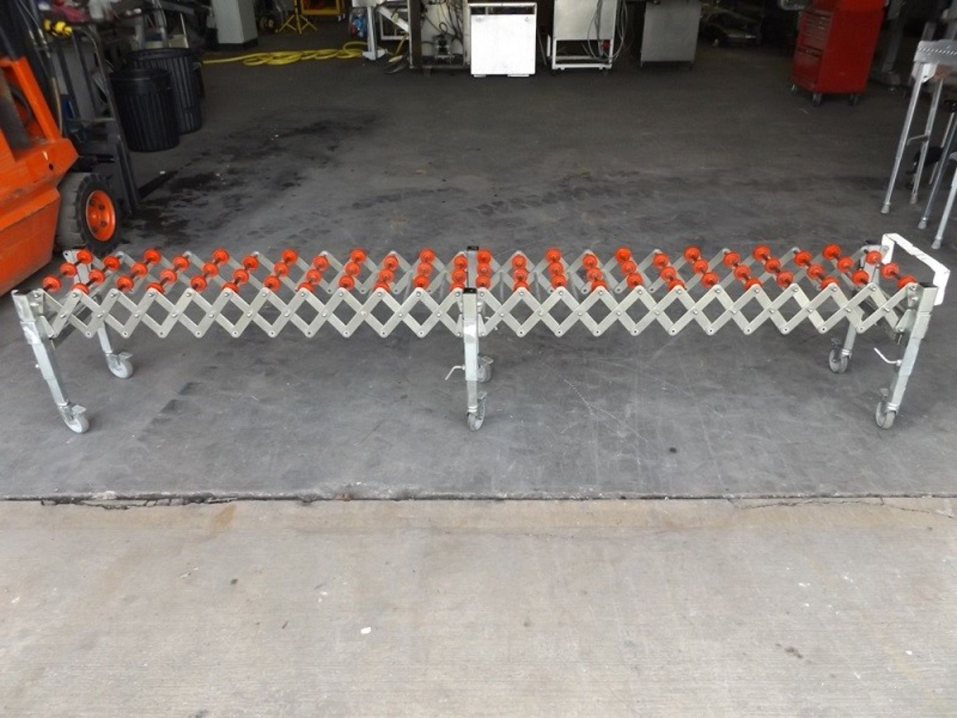 Expandable heavy duty roller conveyor with steel f