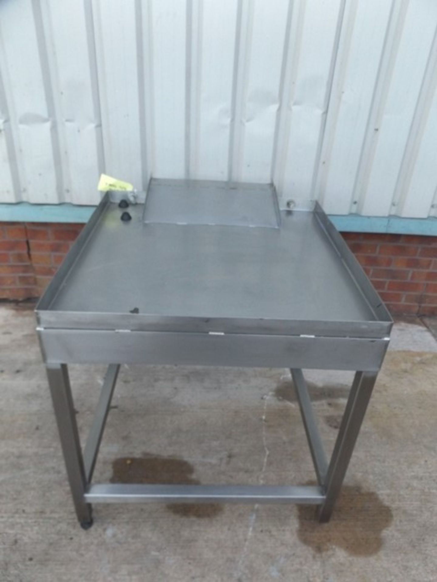 Fully Stainless Steel frame table. Fixed on/off ra