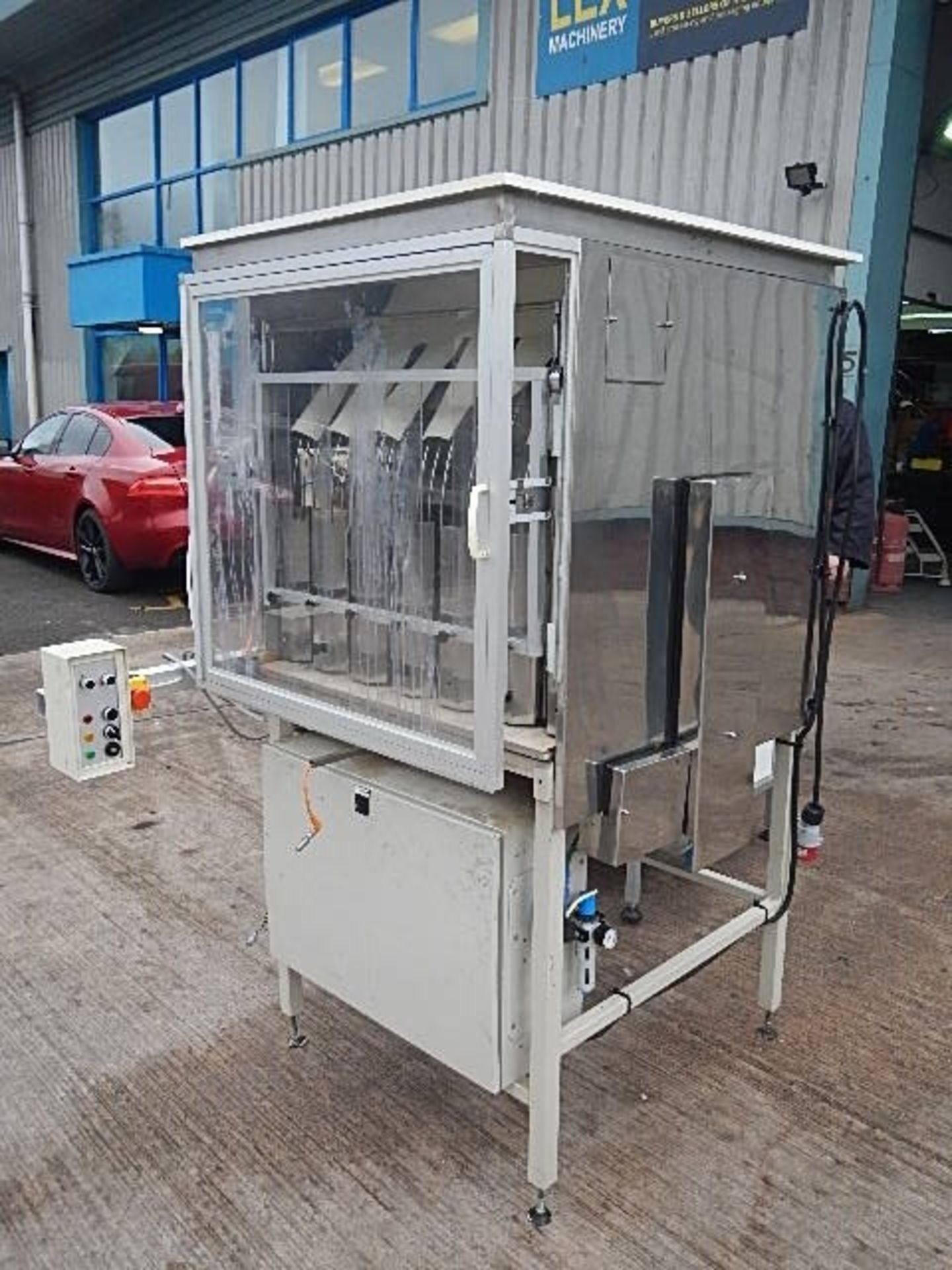 Fleximatic 5000 bottle unscrambler with hopper and