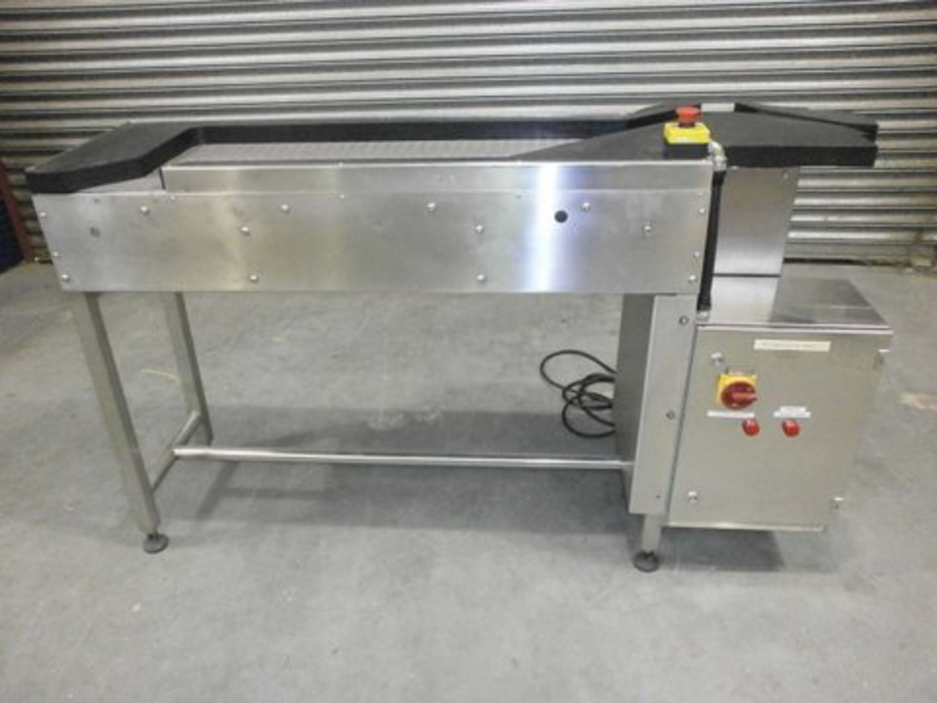 Stainless steel accumulation table with rotary tab