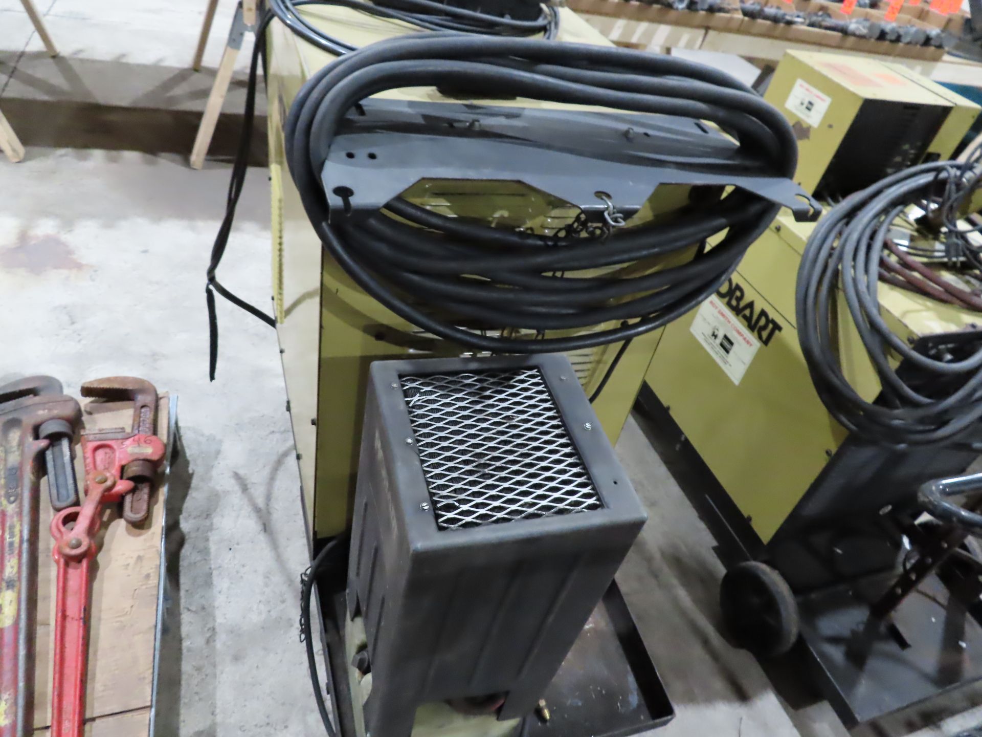 Hobart Tigwave 350 AC/DC tig welder. Includes gas gauge, Hobart chiller, leads and foot pedal. - Image 5 of 5