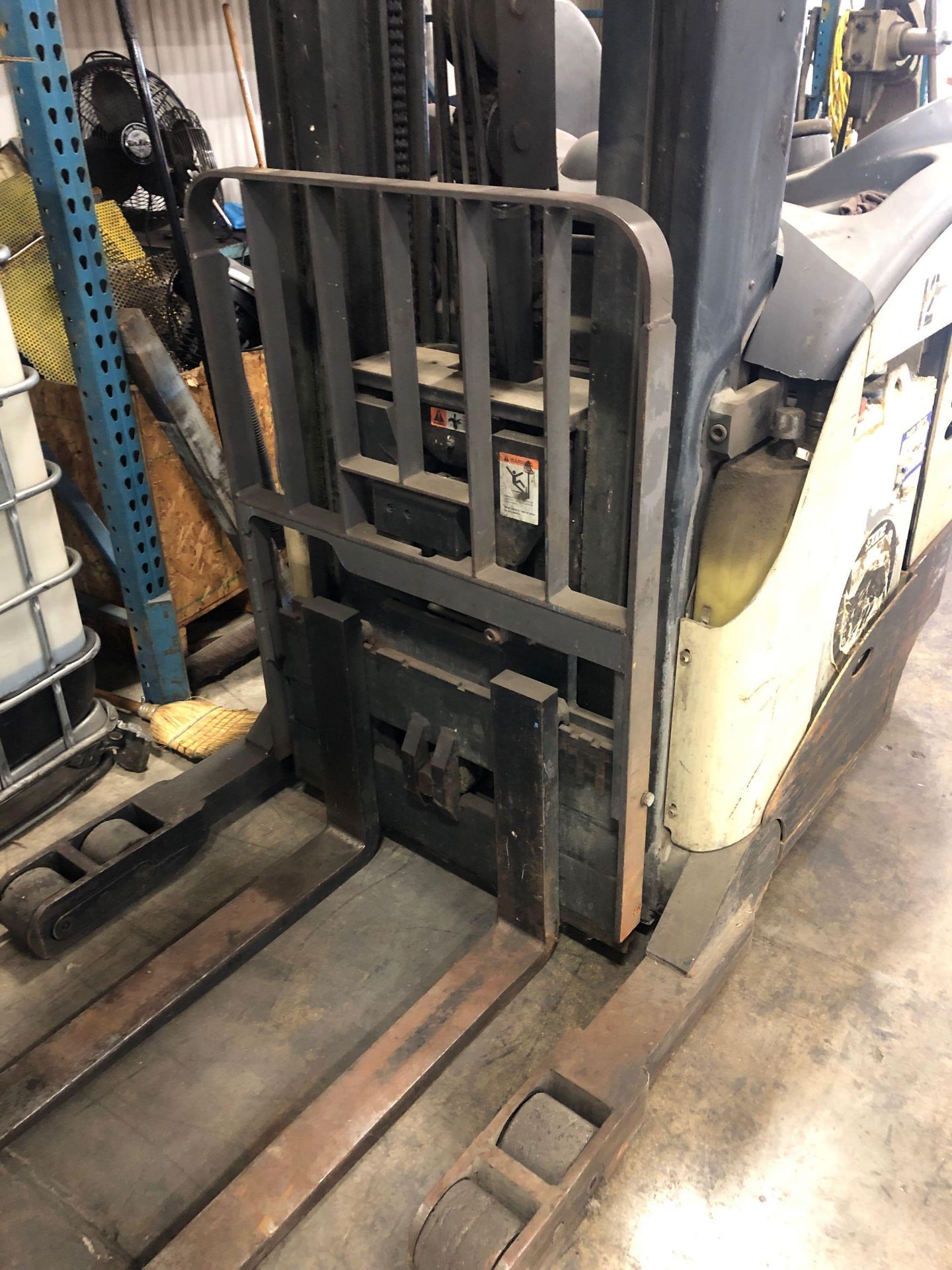 Crown electric stand up forklift. triple mast, RR5000 series, 3500lb capacity. 36 volt. - Image 2 of 7