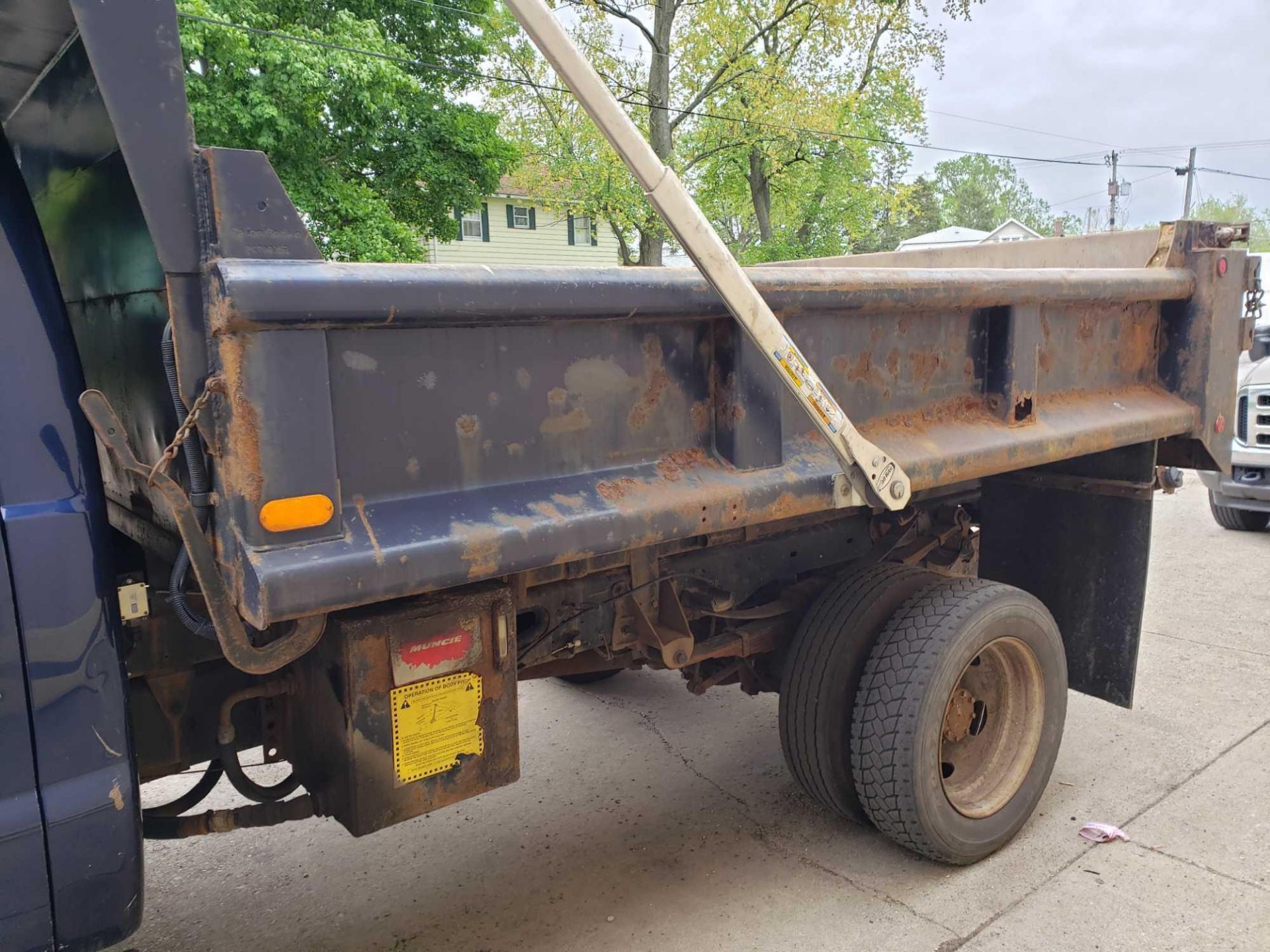 2008 Ford F550 dump truck. VIN 1FDAF56Y78EE30860. V10. - Image 6 of 26