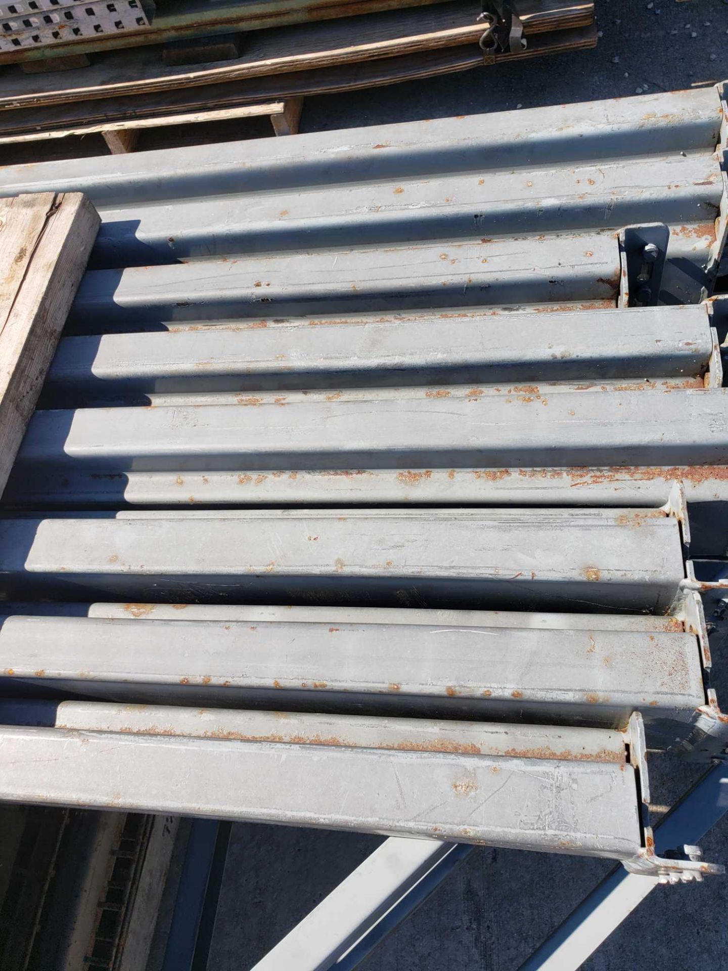 Pallet racking. 3 uprights with crossbars and decking - Image 4 of 5