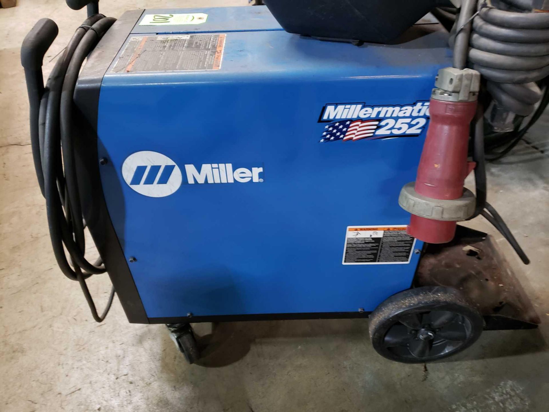 Miller Millermatic 252 welder. Complete with leads, gun, gas valve. 230/460/575v. Phase 1. - Image 3 of 5