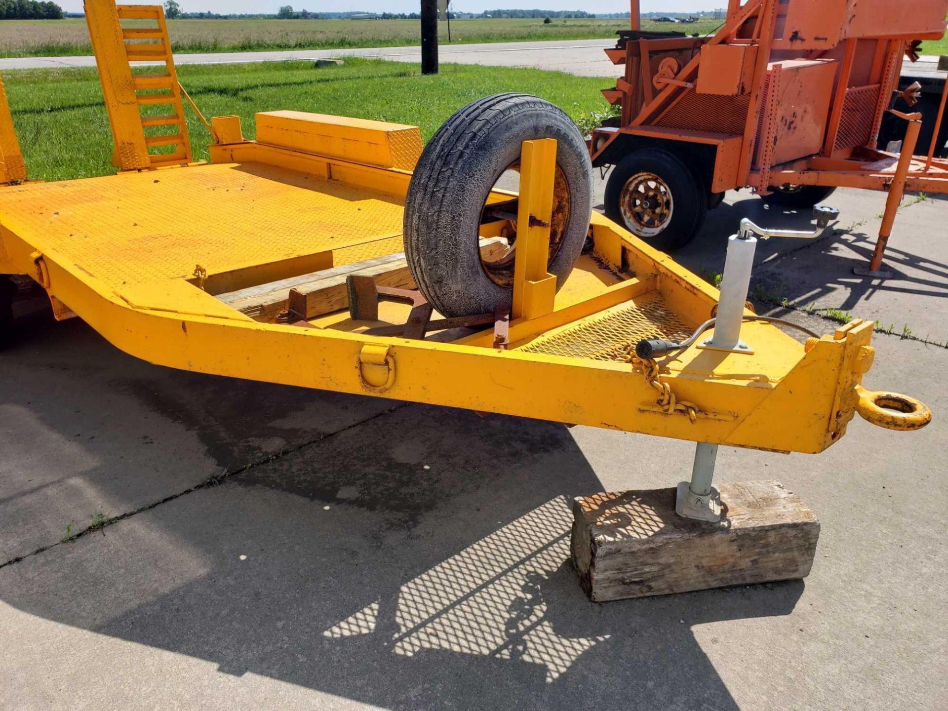 1984 Eager Beaver trailer. approx 12' long deck. Est gvwr 10k. VIN 1120AP207ES040092. - Image 4 of 11