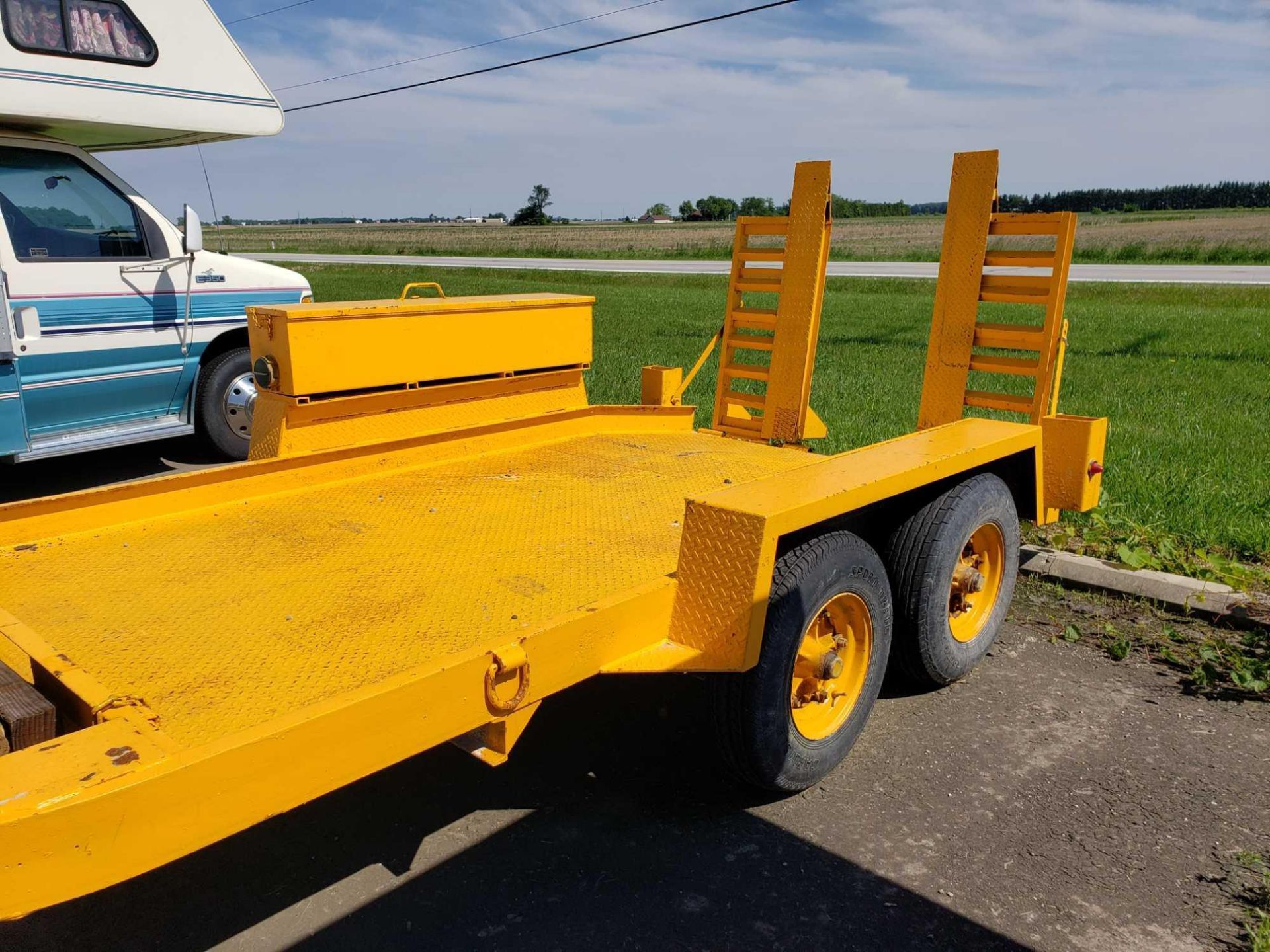 1984 Eager Beaver trailer. approx 12' long deck. Est gvwr 10k. VIN 1120AP207ES040092. - Image 2 of 11