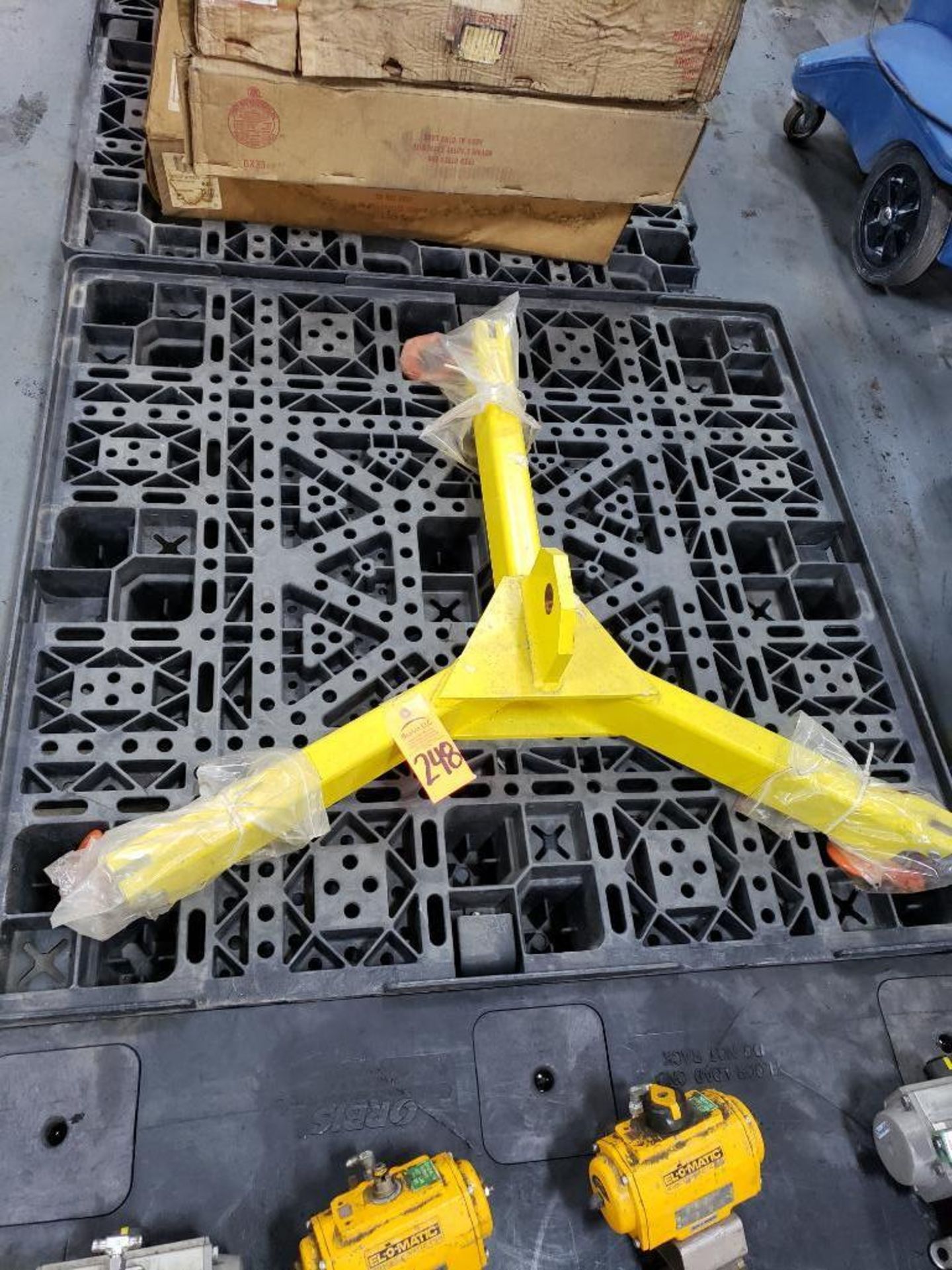 Crane 3-arm lifting attachment. Appears new.