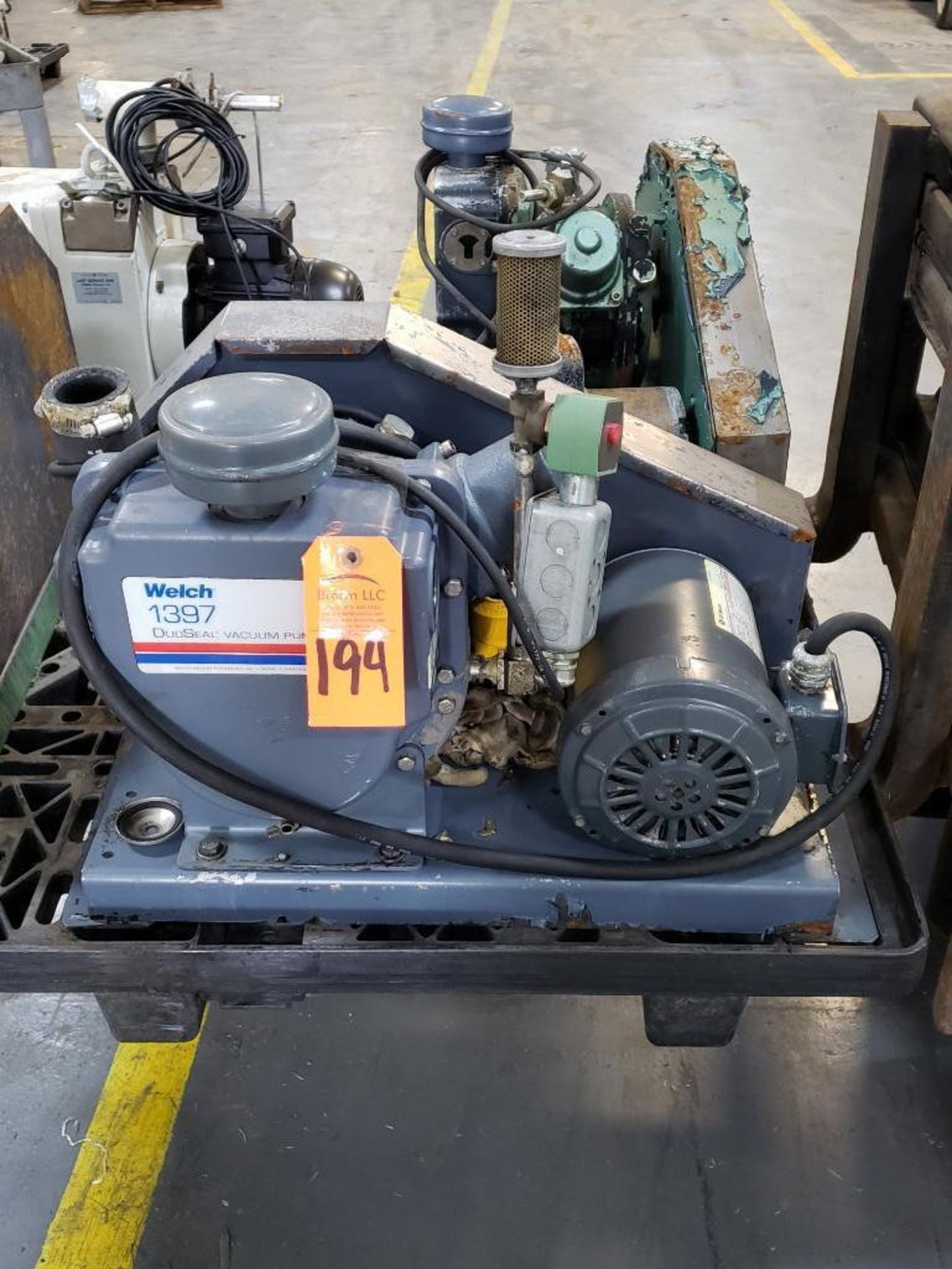 Welch Model 1397 DuoSeal vacuum pump. - Image 2 of 4