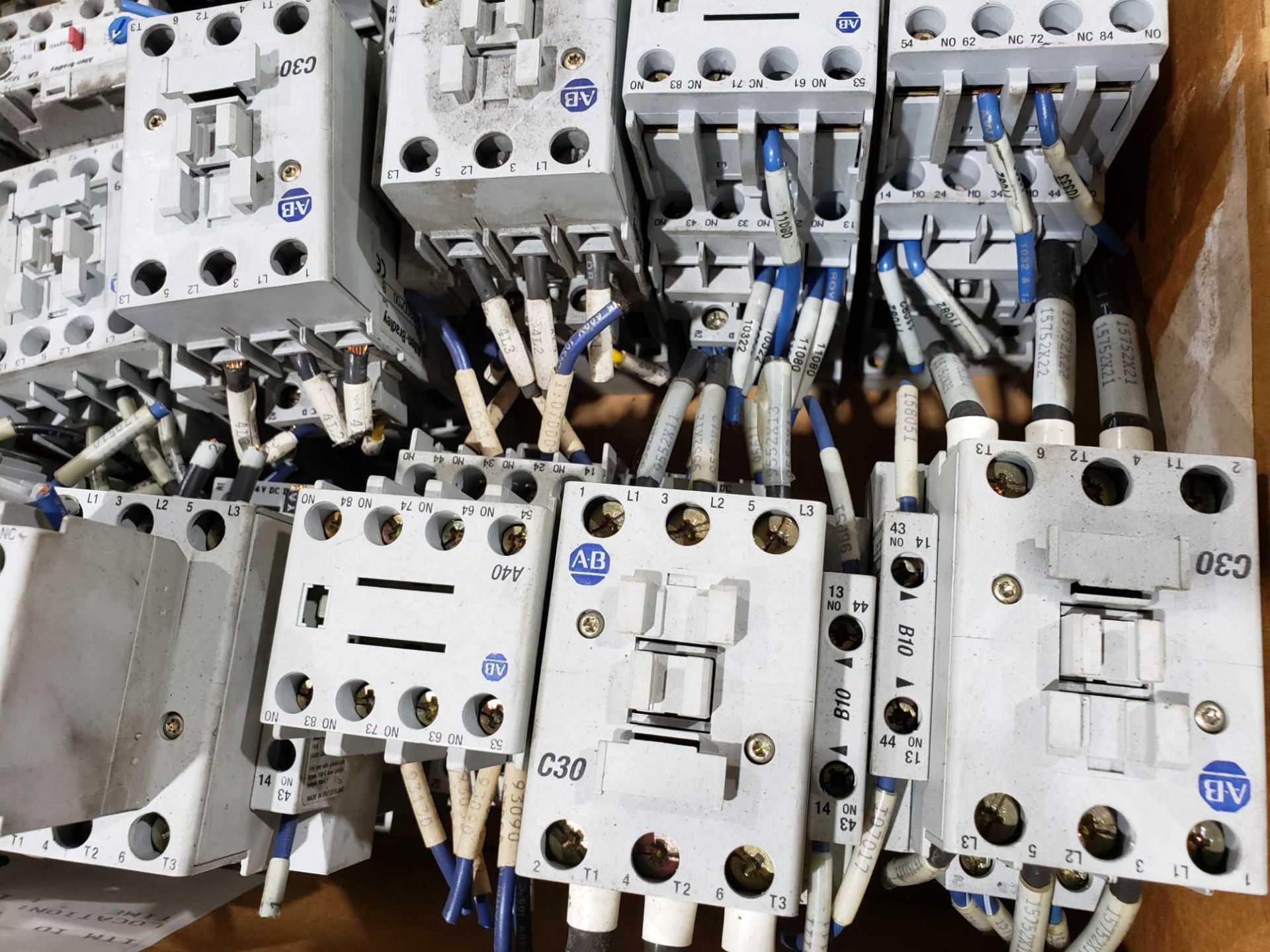 Large Qty of Allen Bradley Contactors in assorted sizes and part numbers. - Image 4 of 5