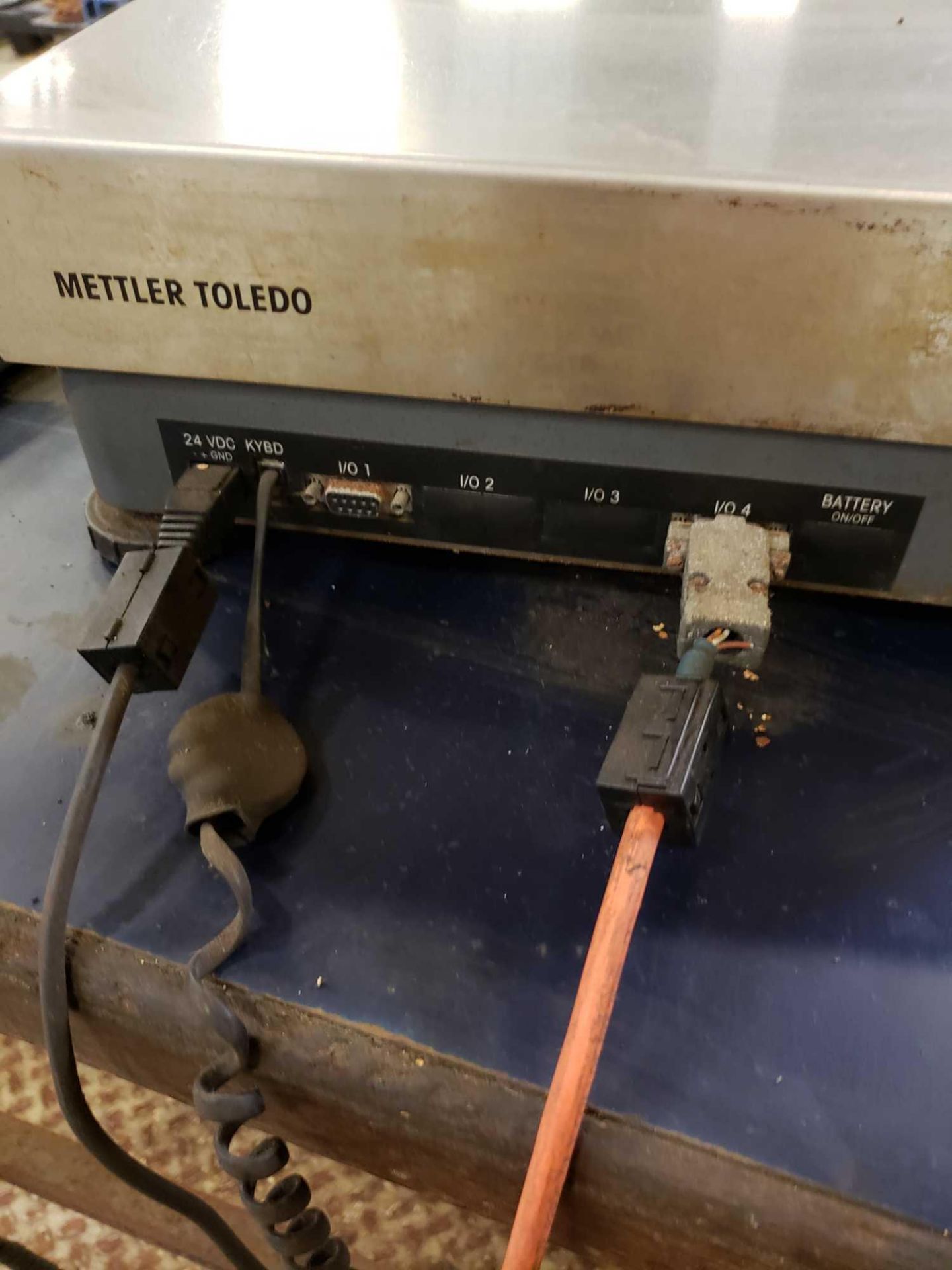 Mettler Toledo Platform shipping scale with tabletop unit included. SC30 digital read out. - Image 4 of 5