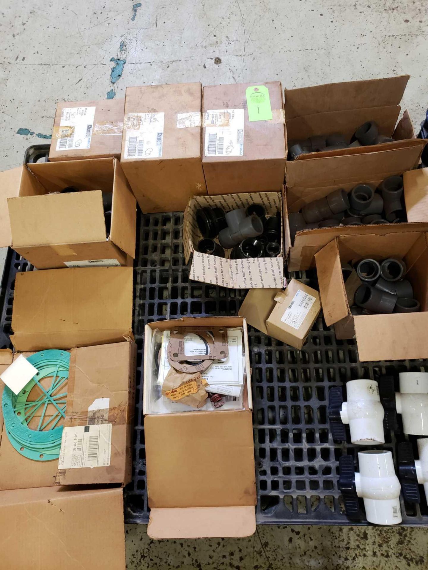 (2) pallets of Chemtrol pipe, pipe fittings,seals and more. - Image 3 of 6