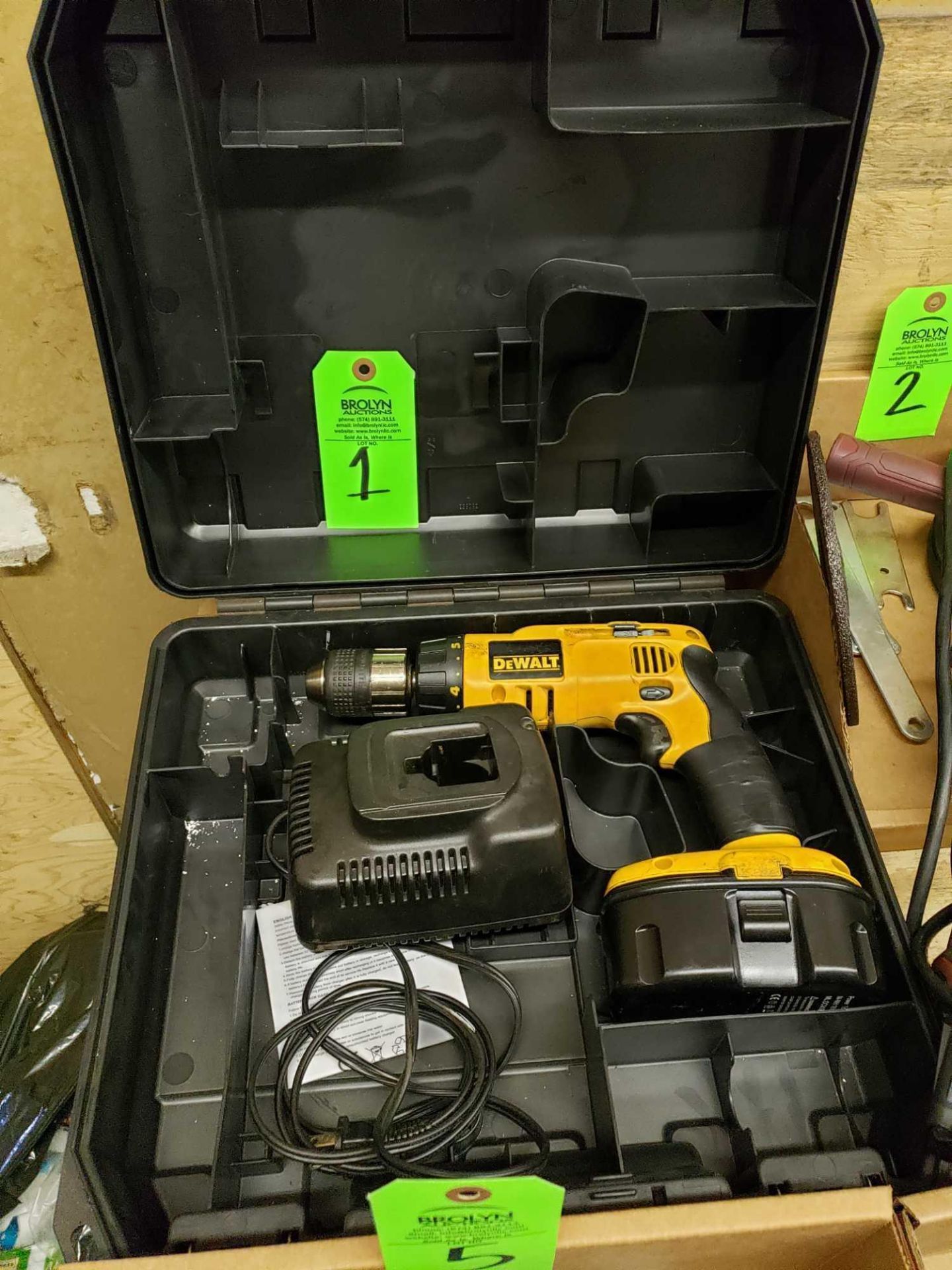 Dewalt 18v cordless drill with charger, case and one battery.